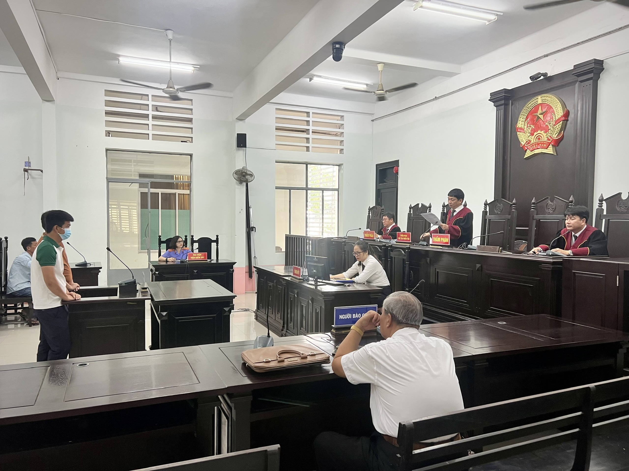 Tòa giảm án cho 2 bị cáo phạm tội cố ý gây thương tích