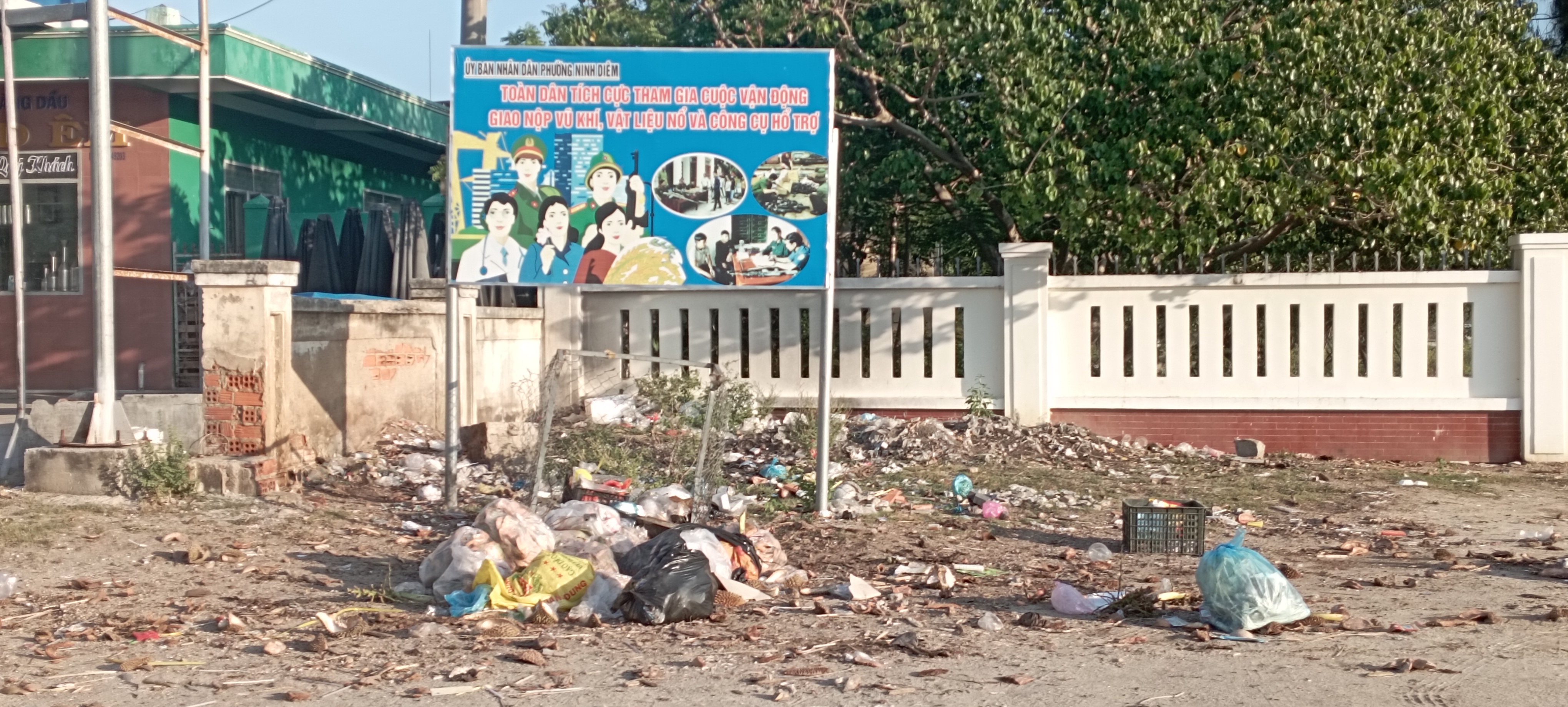 Cần giữ vệ sinh nơi bảng tuyên truyền