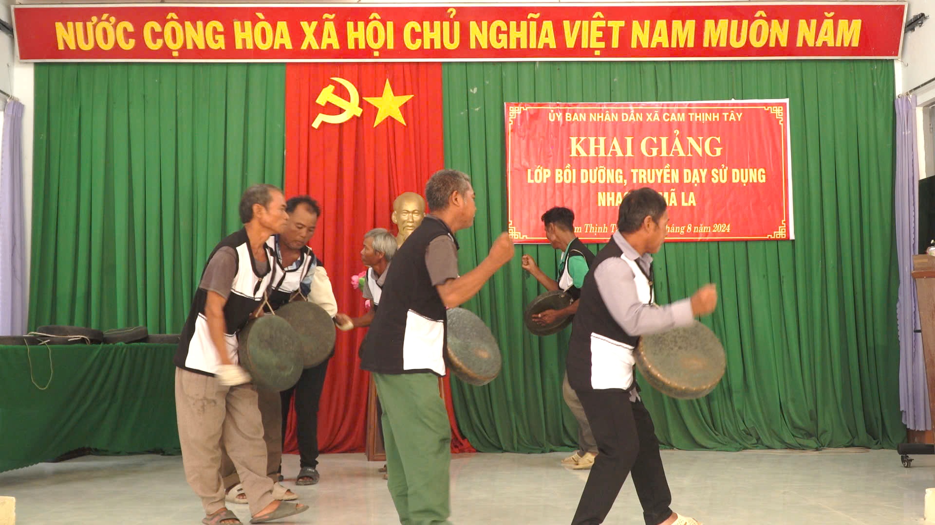 Xã Cam Thịnh Tây: Truyền dạy sử dụng nhạc cụ mã la cho 30 học viên dân tộc Raglai