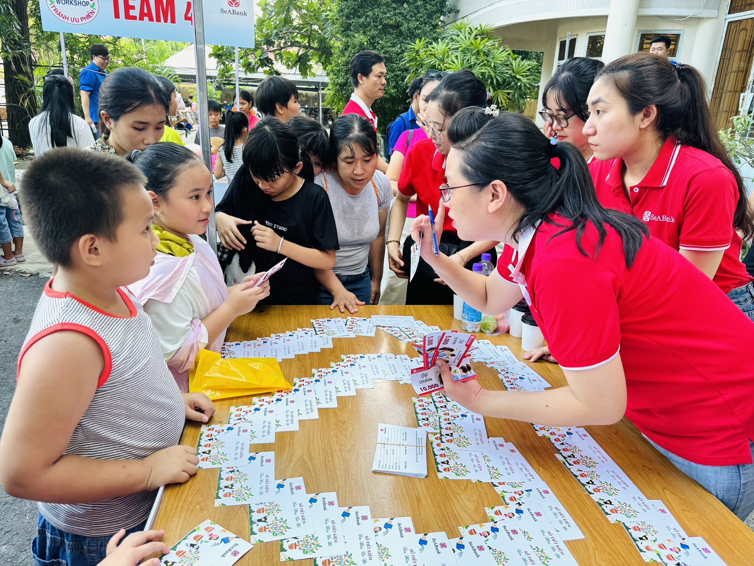 Hơn 100 học sinh tham gia hoạt động giáo dục tài chính