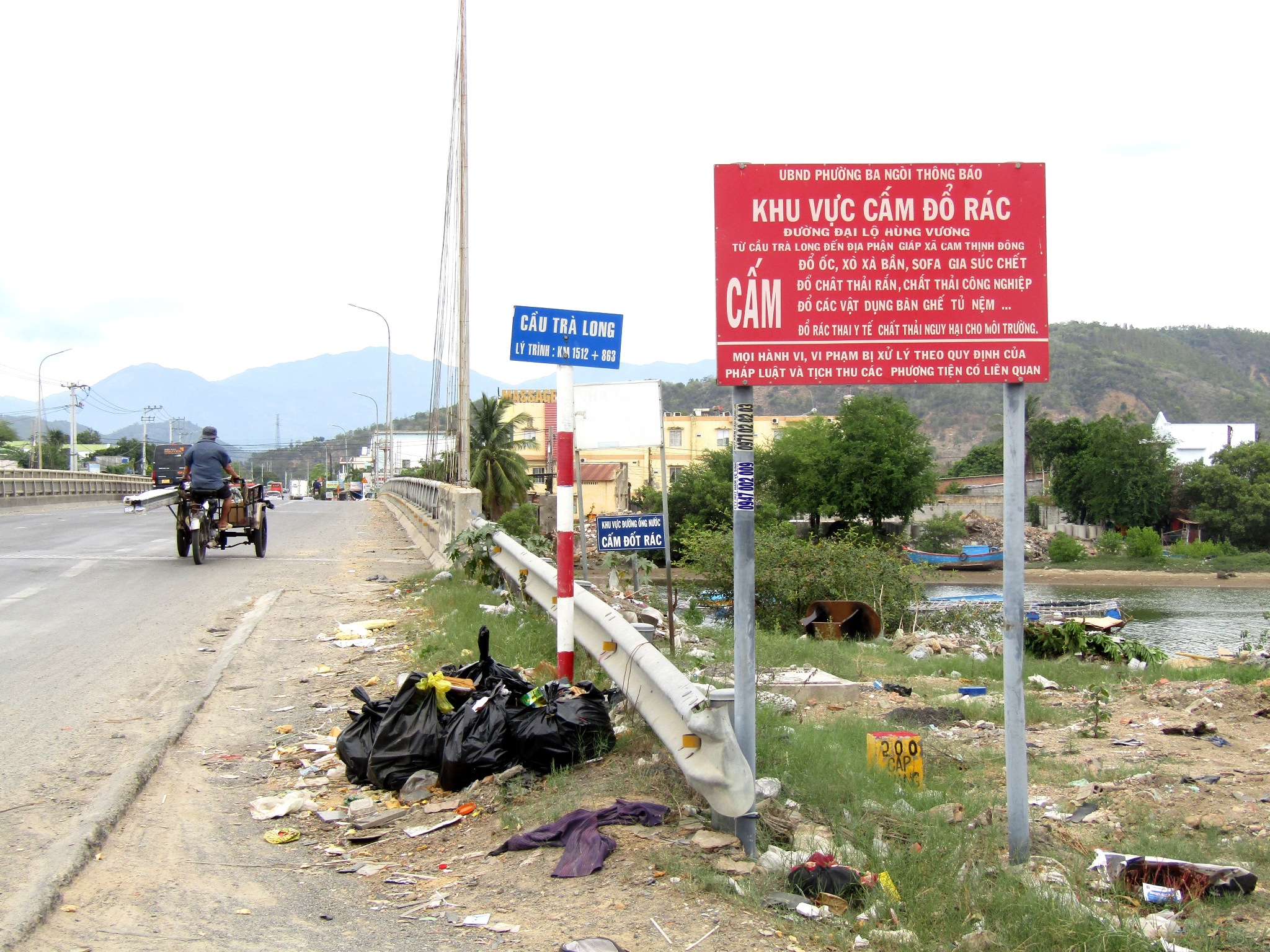 Cấm nhưng vẫn đổ rác