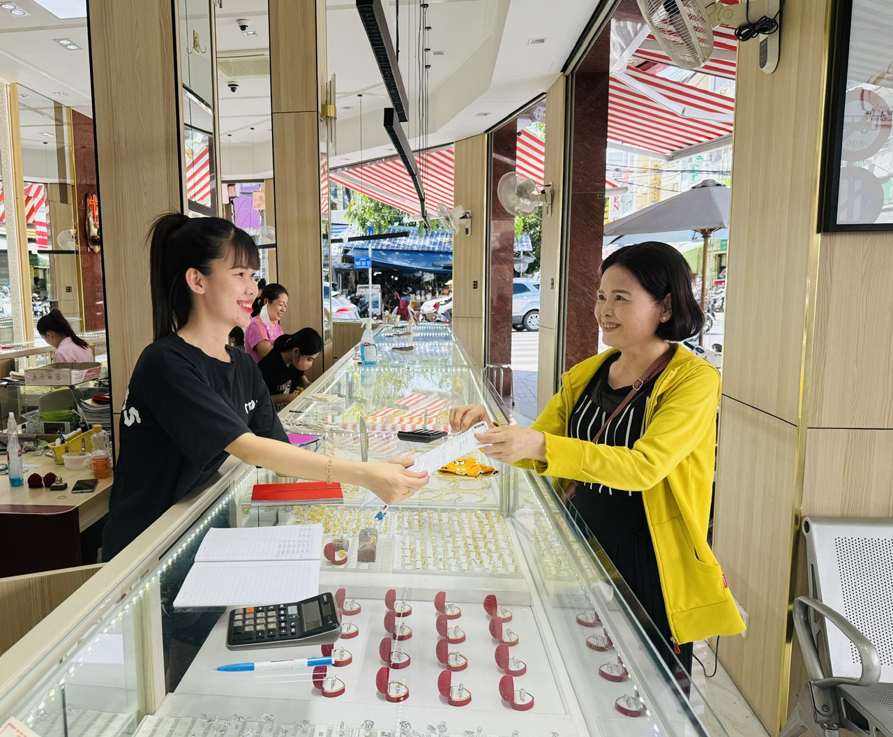 Chi cục Thuế TP. Nha Trang: Tăng cường quản lý hóa đơn trong kinh doanh vàng