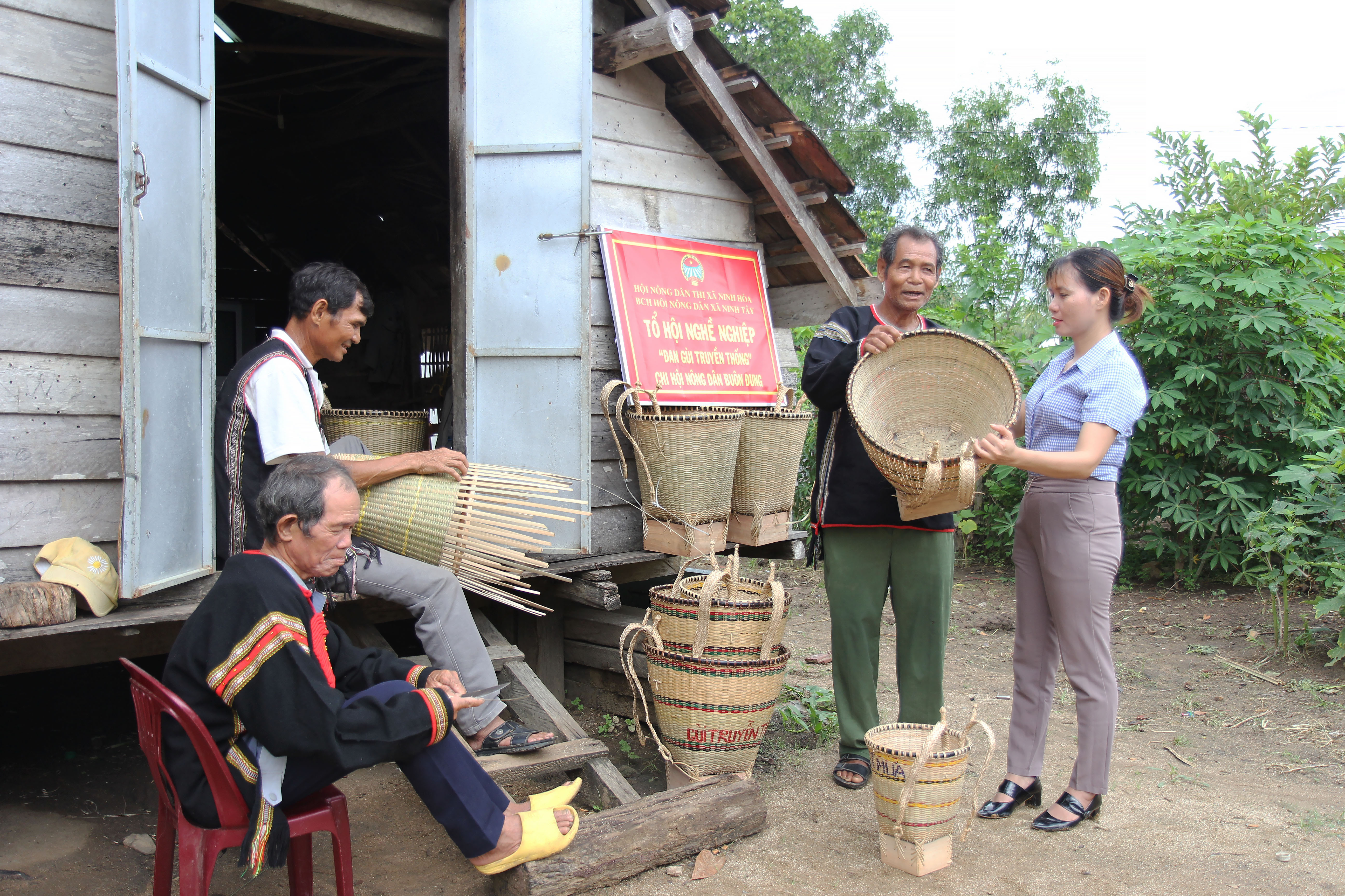 Tổ hội nghề nghiệp đan gùi truyền thống ở xã Ninh Tây: Tạo thêm nguồn thu nhập cho người dân