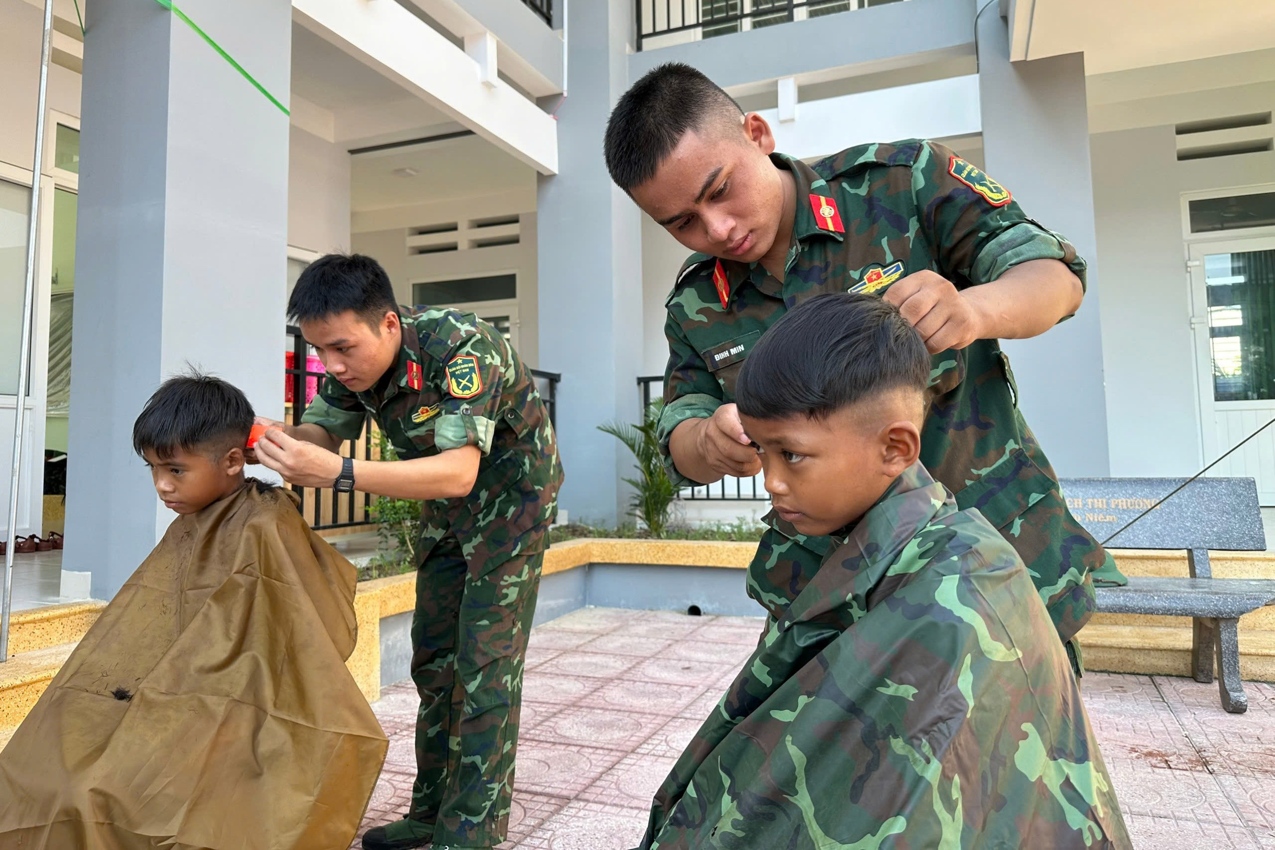 Mùa hè tình nguyện của những học viên áo lính