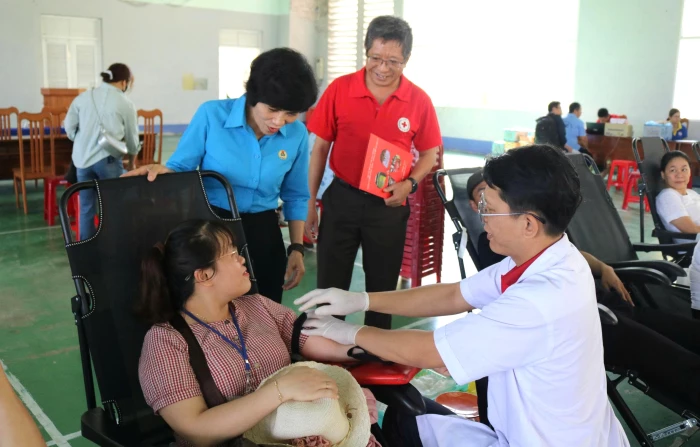 Những giọt hồng từ trái tim đoàn viên, người lao động