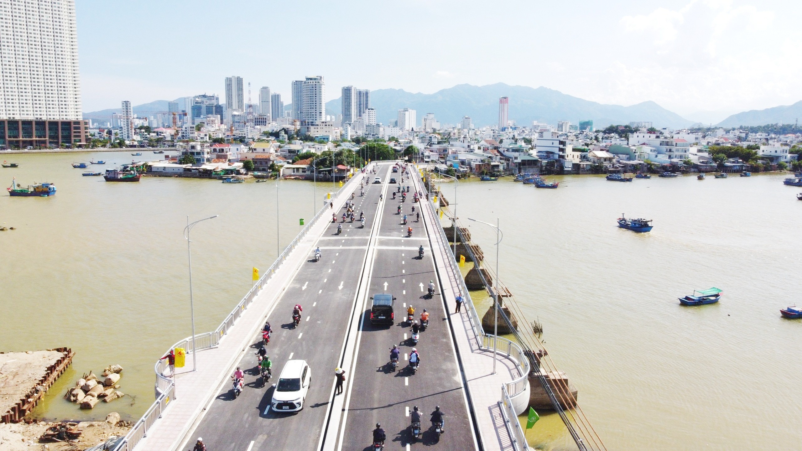 Chính thức vận hành khai thác cầu Xóm Bóng