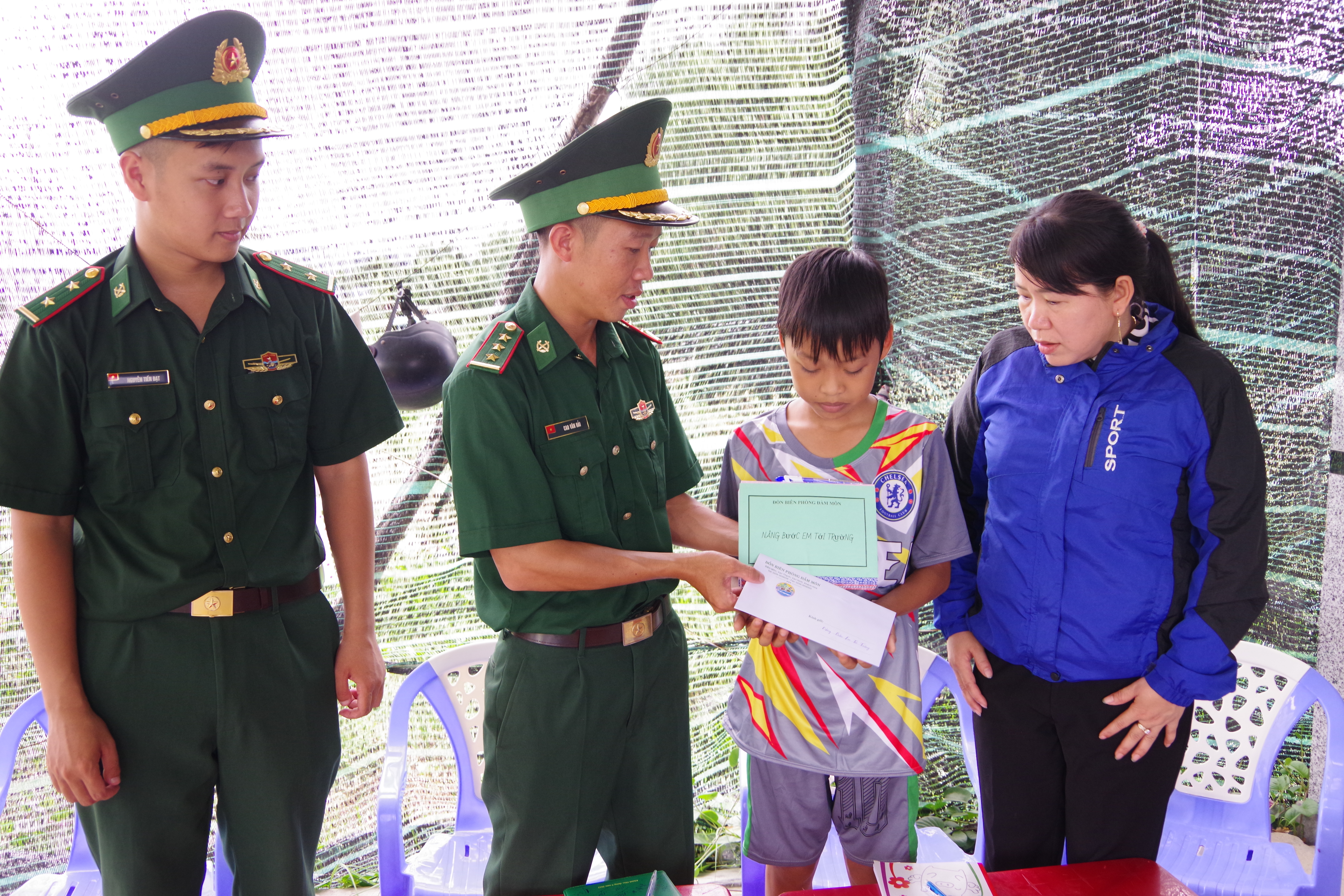 Tiếp thêm niềm tin cho trẻ em nghèo vùng biển