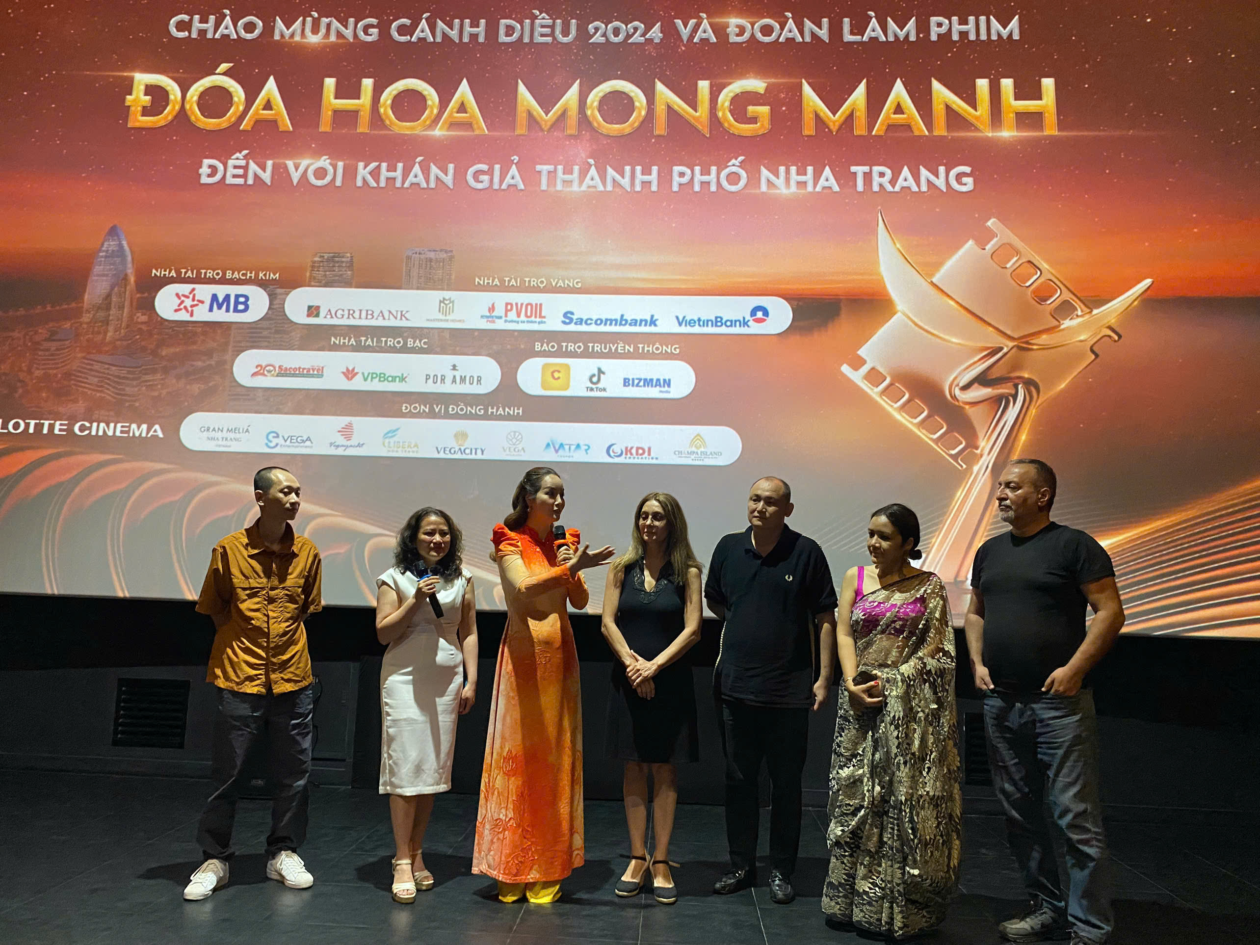 Phố biển Nha Trang đón chào các nghệ sĩ