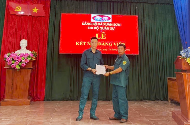 ​​​​​​​Vạn Ninh: Chú trọng phát triển đảng viên trong dân quân tự vệ