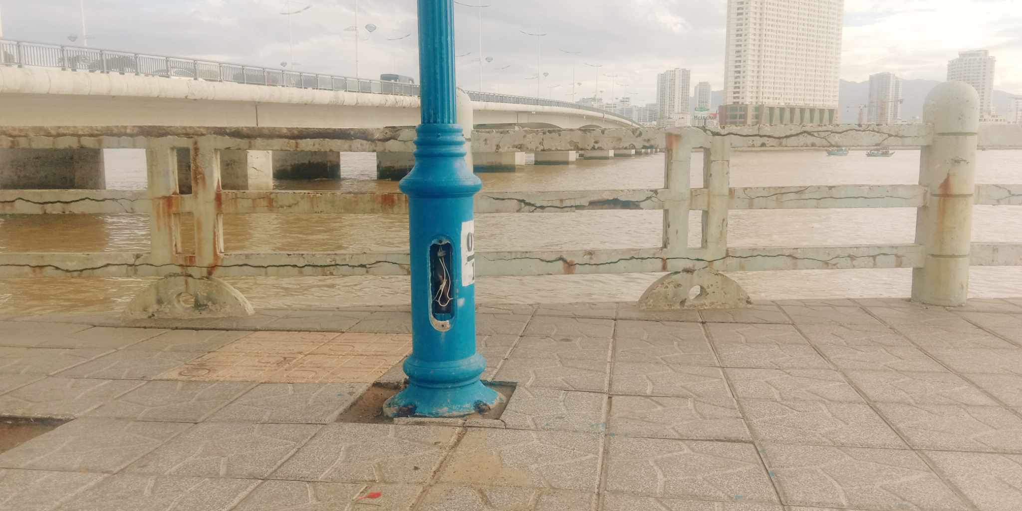 Cần đậy nắp dây điện nơi công viên