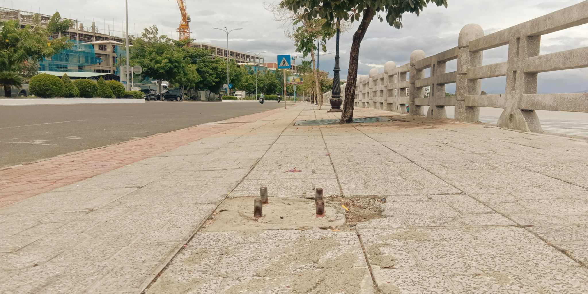 Cọc sắt nơi hành lang đi bộ