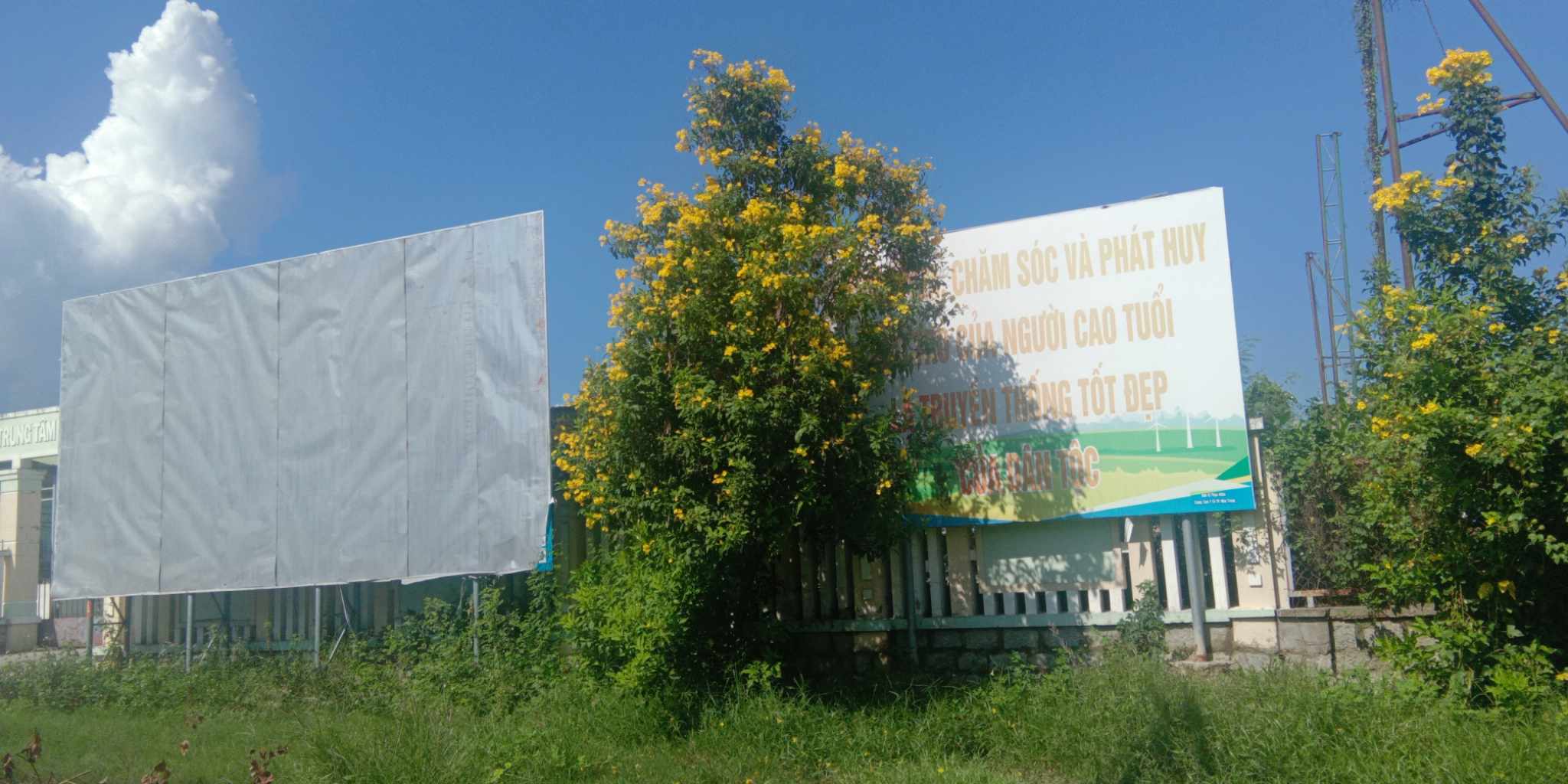 Pa nô tuyên truyền không còn nội dung