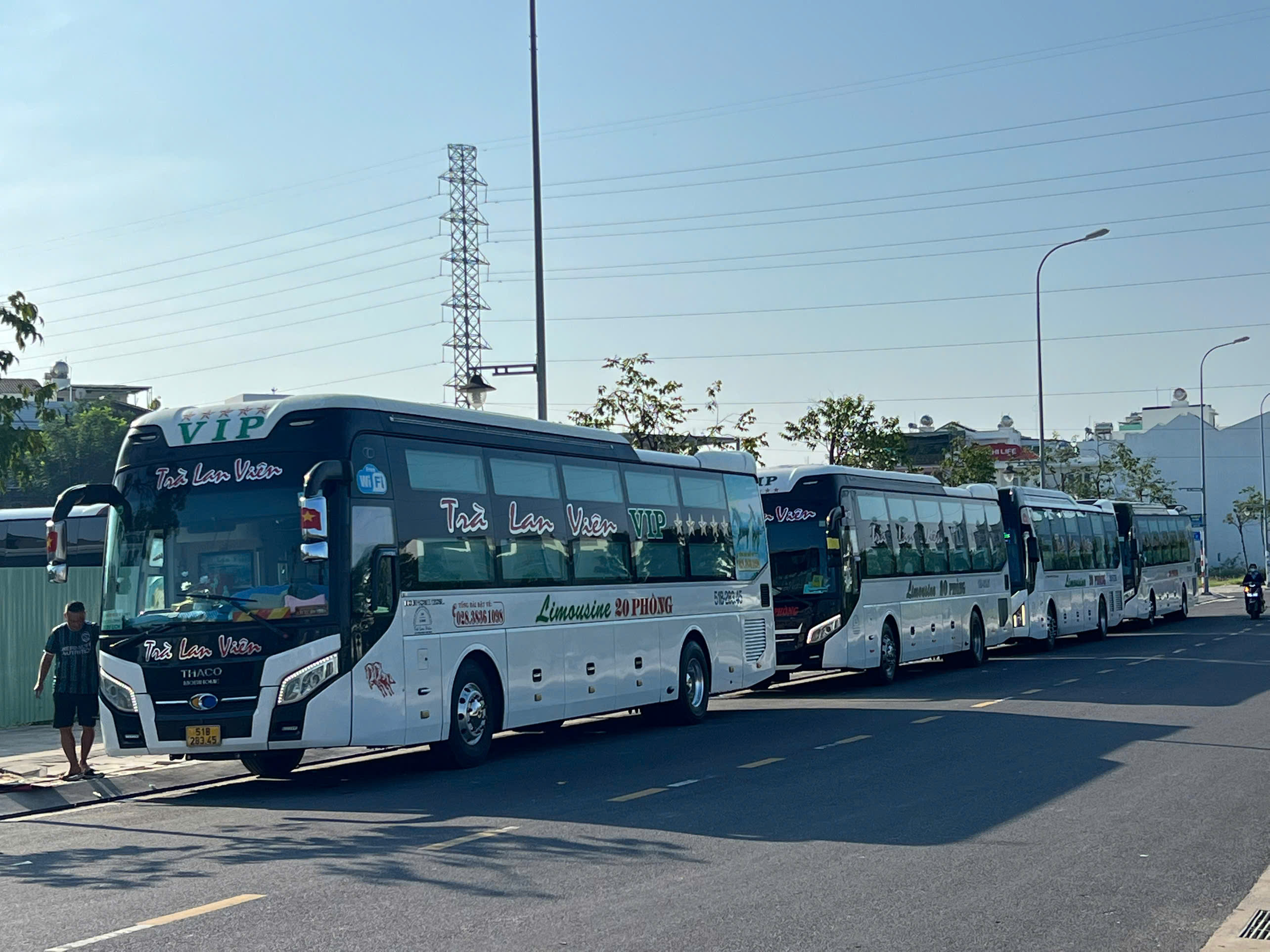 Khu đô thị mới Lê Hồng Phong II: Xe khách đậu tràn lan