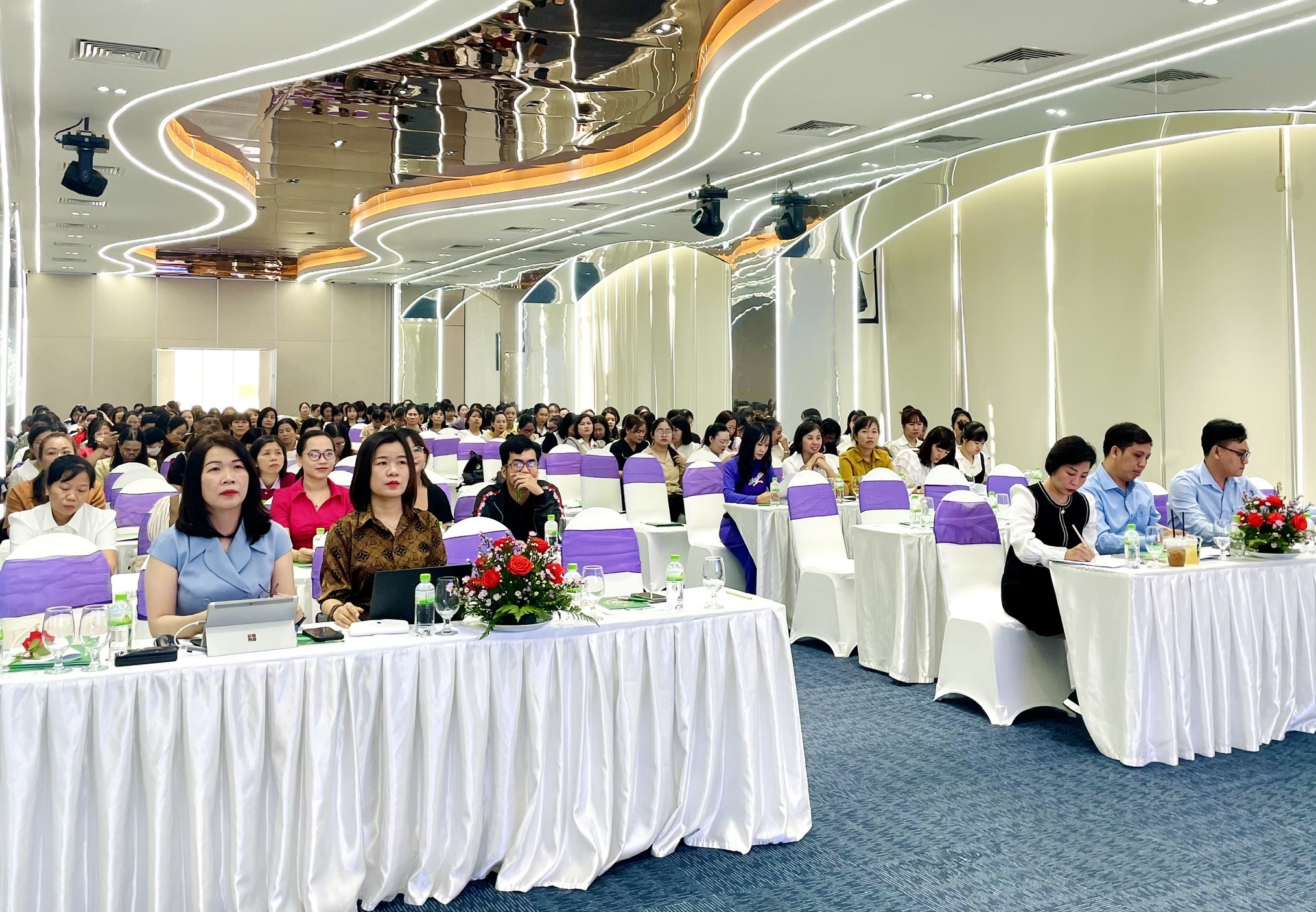 Tập huấn sử dụng tài liệu làm quen tiếng Anh dành cho trẻ mẫu giáo