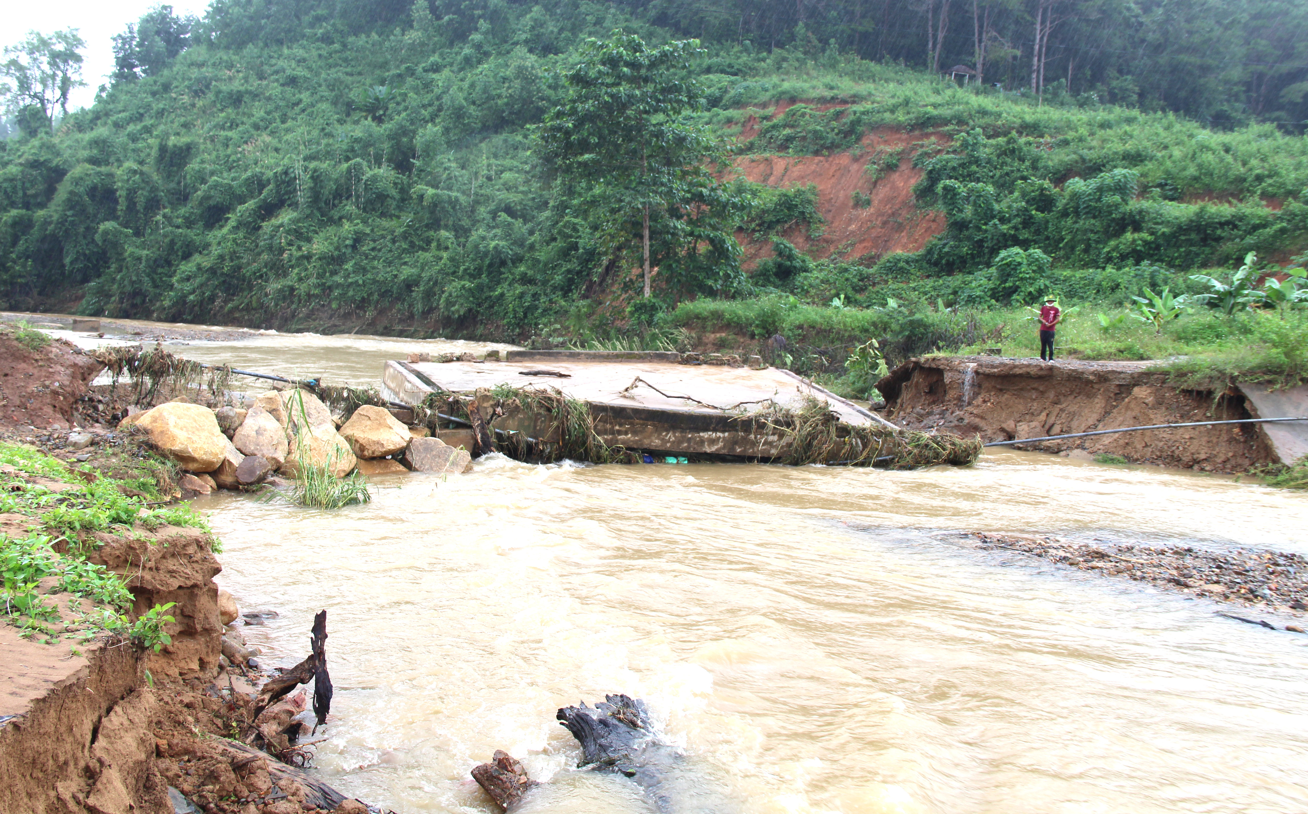 Khánh Sơn: Chủ động ứng phó với nguy cơ sạt lở mùa mưa bão