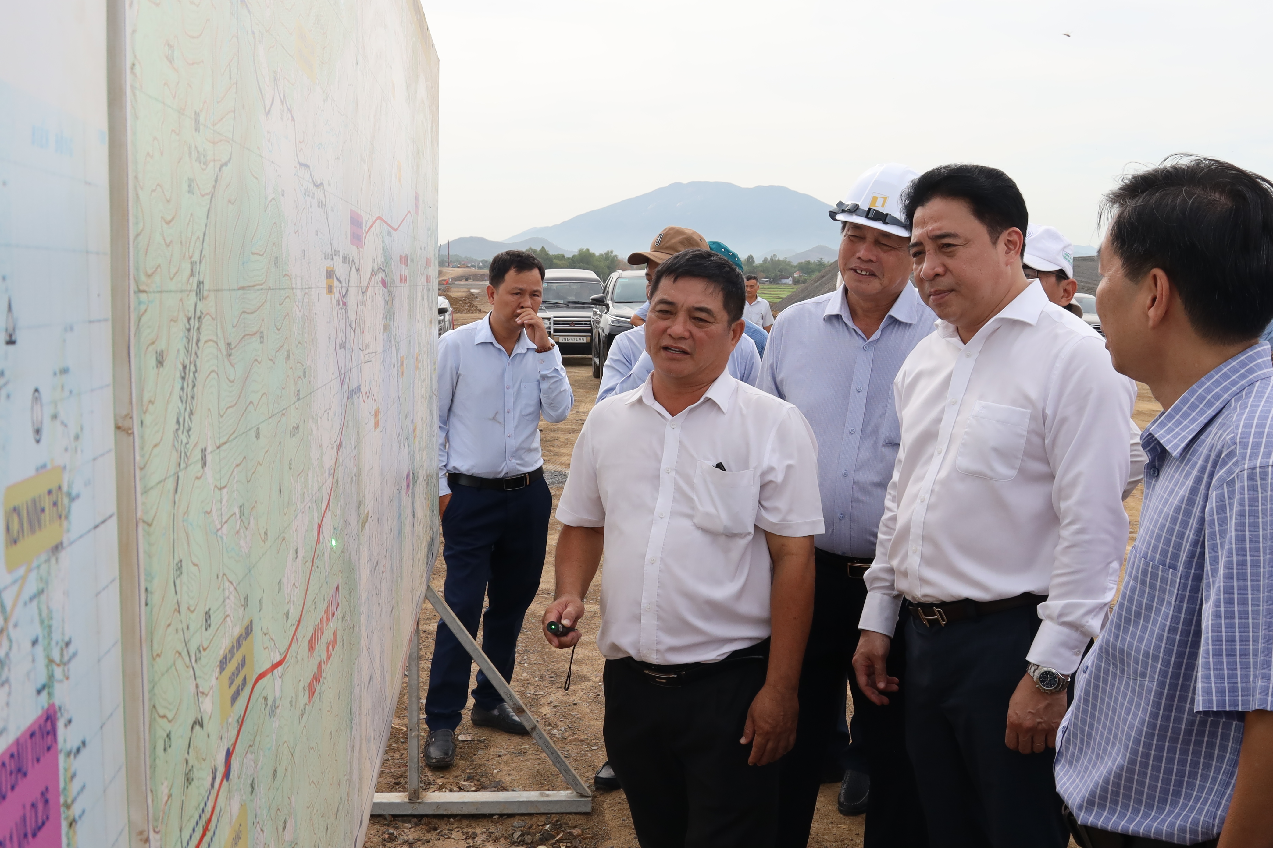 Phó Bí thư Thường trực Tỉnh ủy Nguyễn Khắc Toàn kiểm tra tiến độ thi công 2 dự án cao tốc