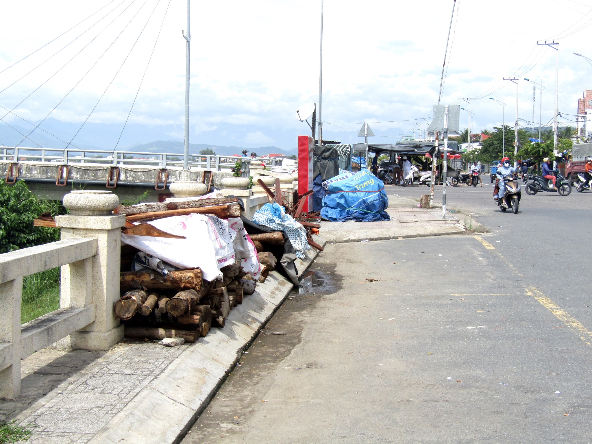 Nhếch nhác khu vực đầu cầu Thành