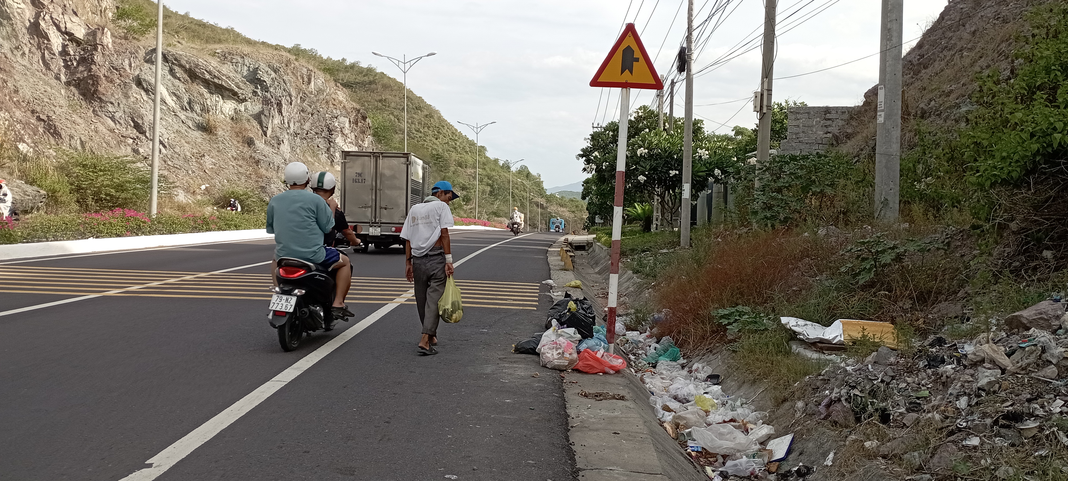 Bỏ rác bừa bãi bên đường