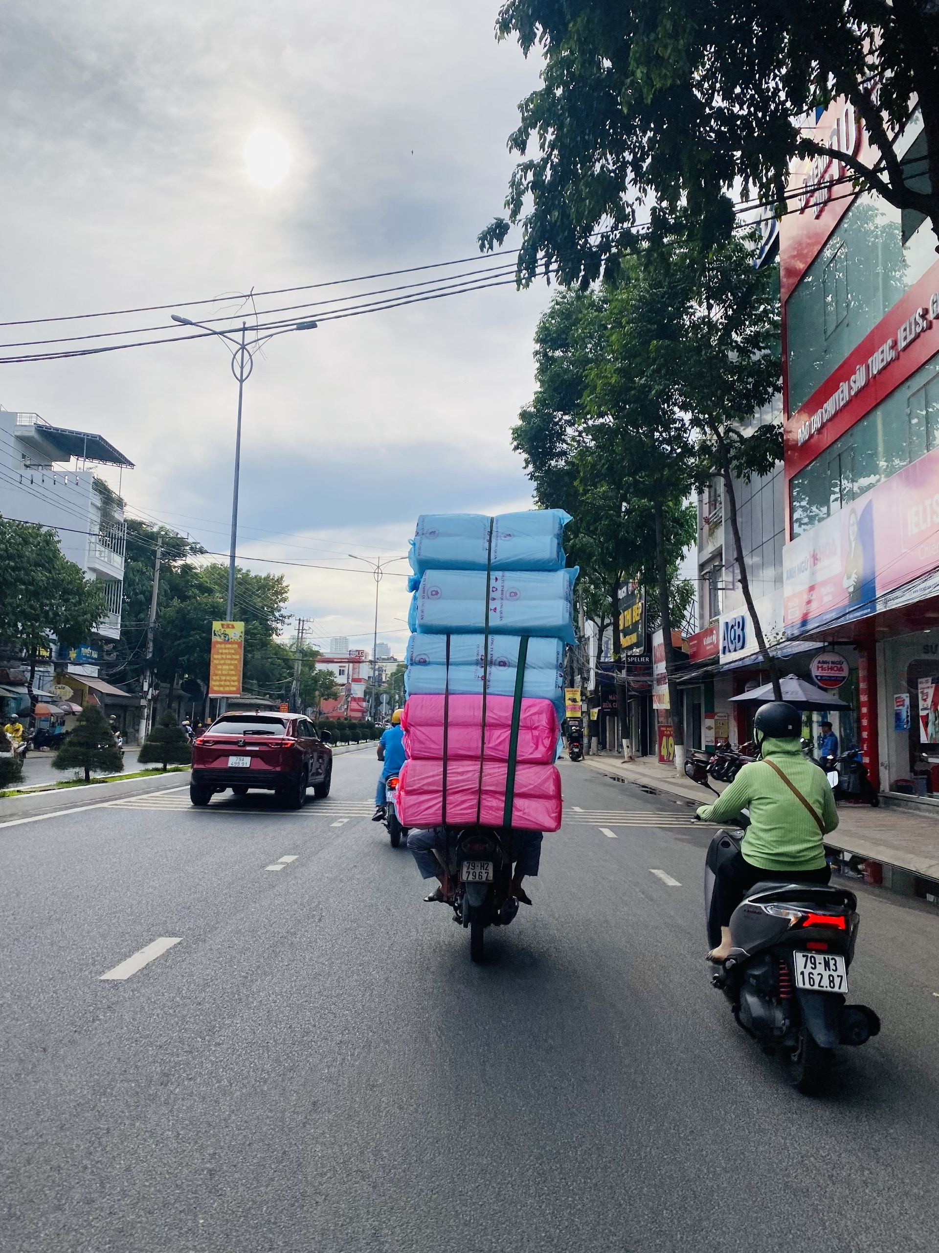 Chở hàng cồng kềnh trên phố