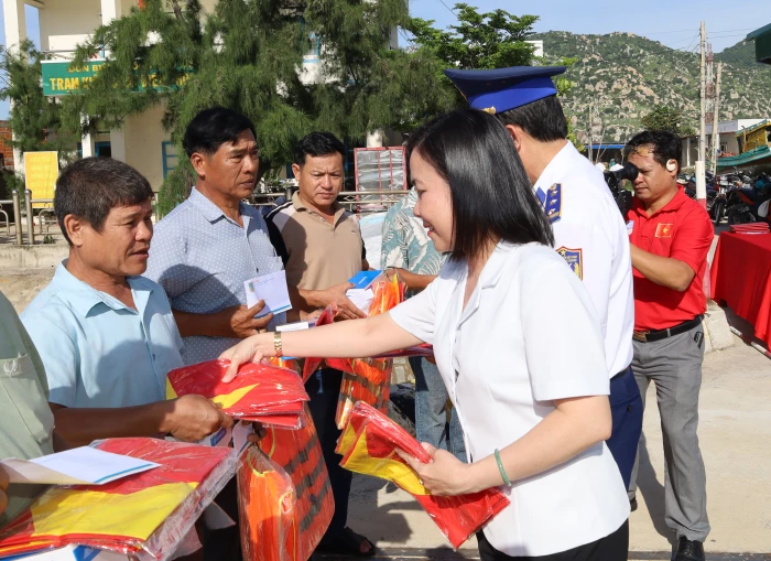 Cảnh sát biển đồng hành với ngư dân Cà Ná