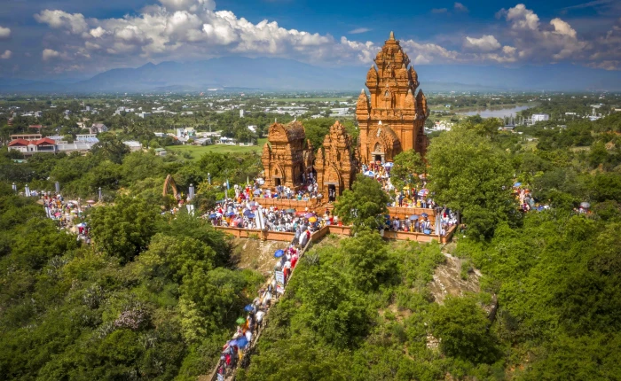 Chào mừng Đại hội đại biểu Đảng bộ tỉnh Khánh Hòa lần thứ I, nhiệm kỳ 2025 - 2030: Bảo tồn, phát huy di sản văn hóa gắn với phát triển du lịch đẳng cấp, bền vững