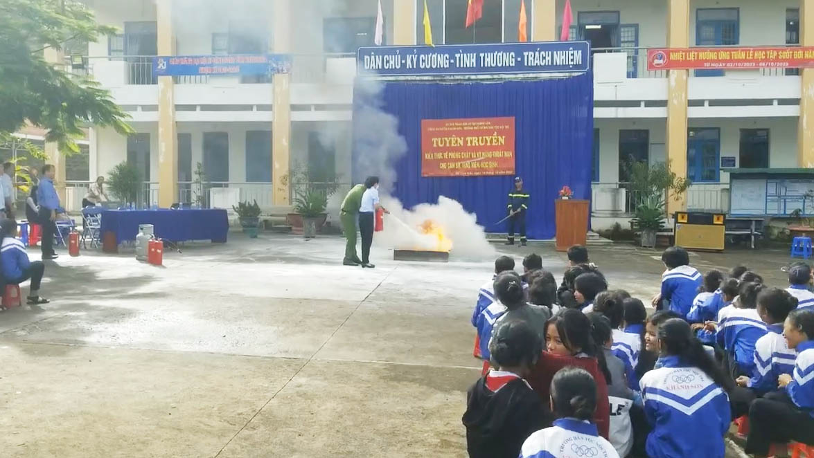 Trường Phổ thông Dân tộc nội trú Khánh Sơn: : 260 học sinh và giáo viên được tuyên truyền kỹ năng phòng cháy, chữa cháy