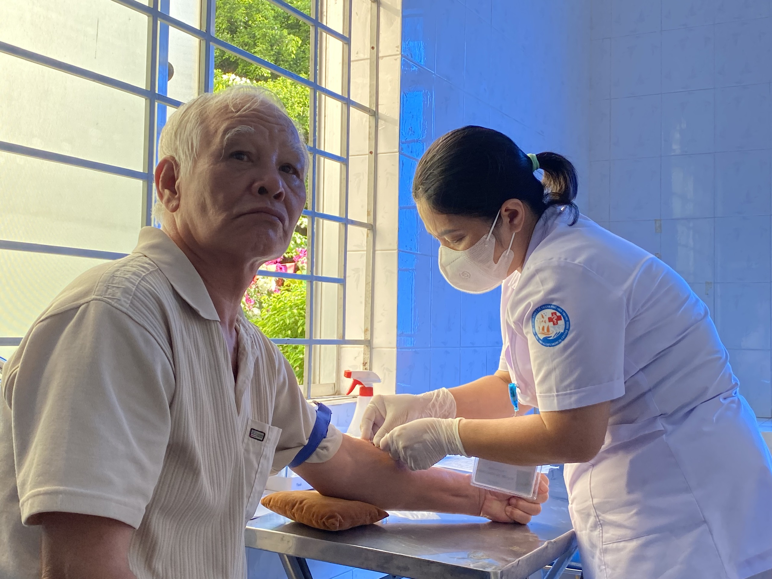 Quan tâm chăm sóc sức khỏe người cao tuổi