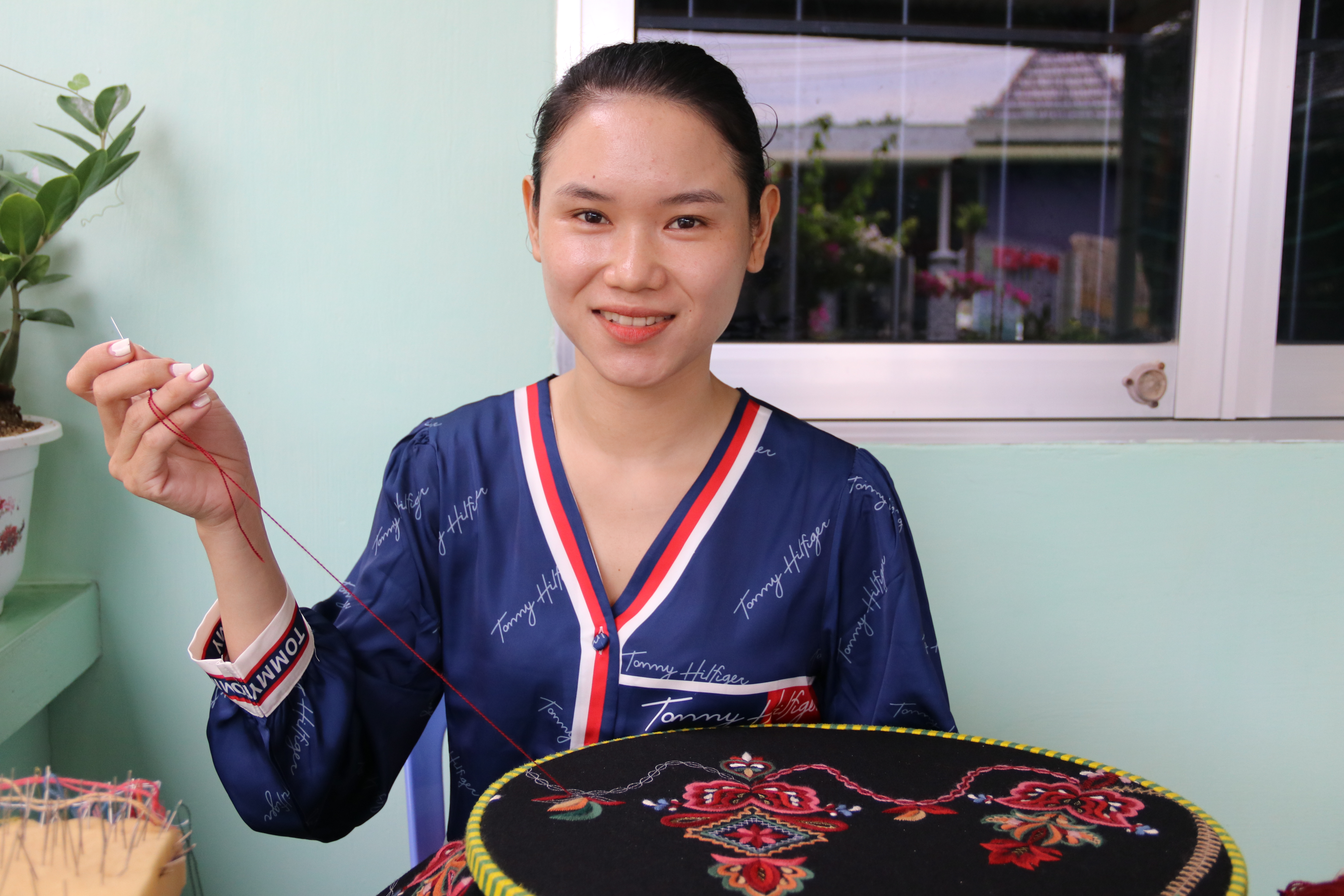 Thu nhập ổn định nhờ nghề thêu tay