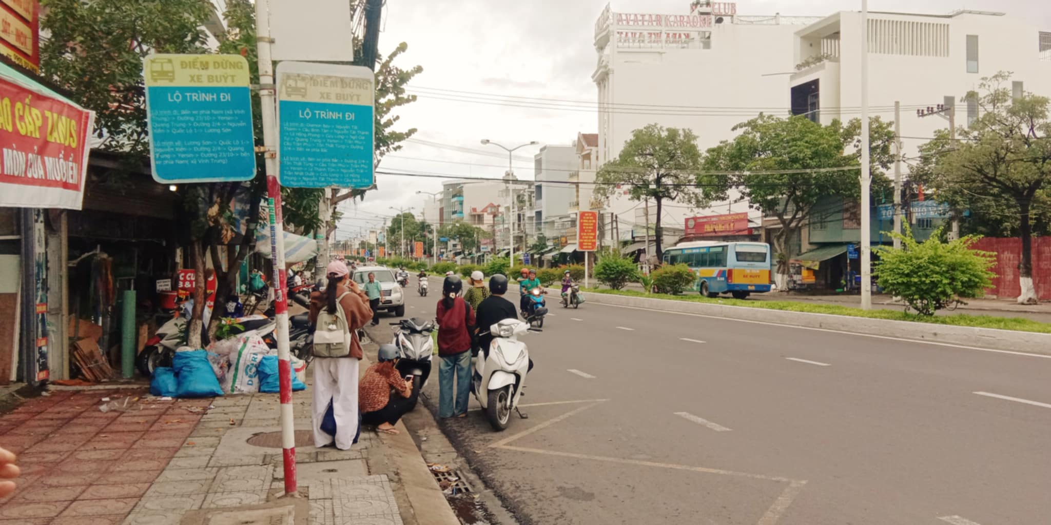 Cần có ý thức khi đỗ xe ở trạm chờ xe buýt