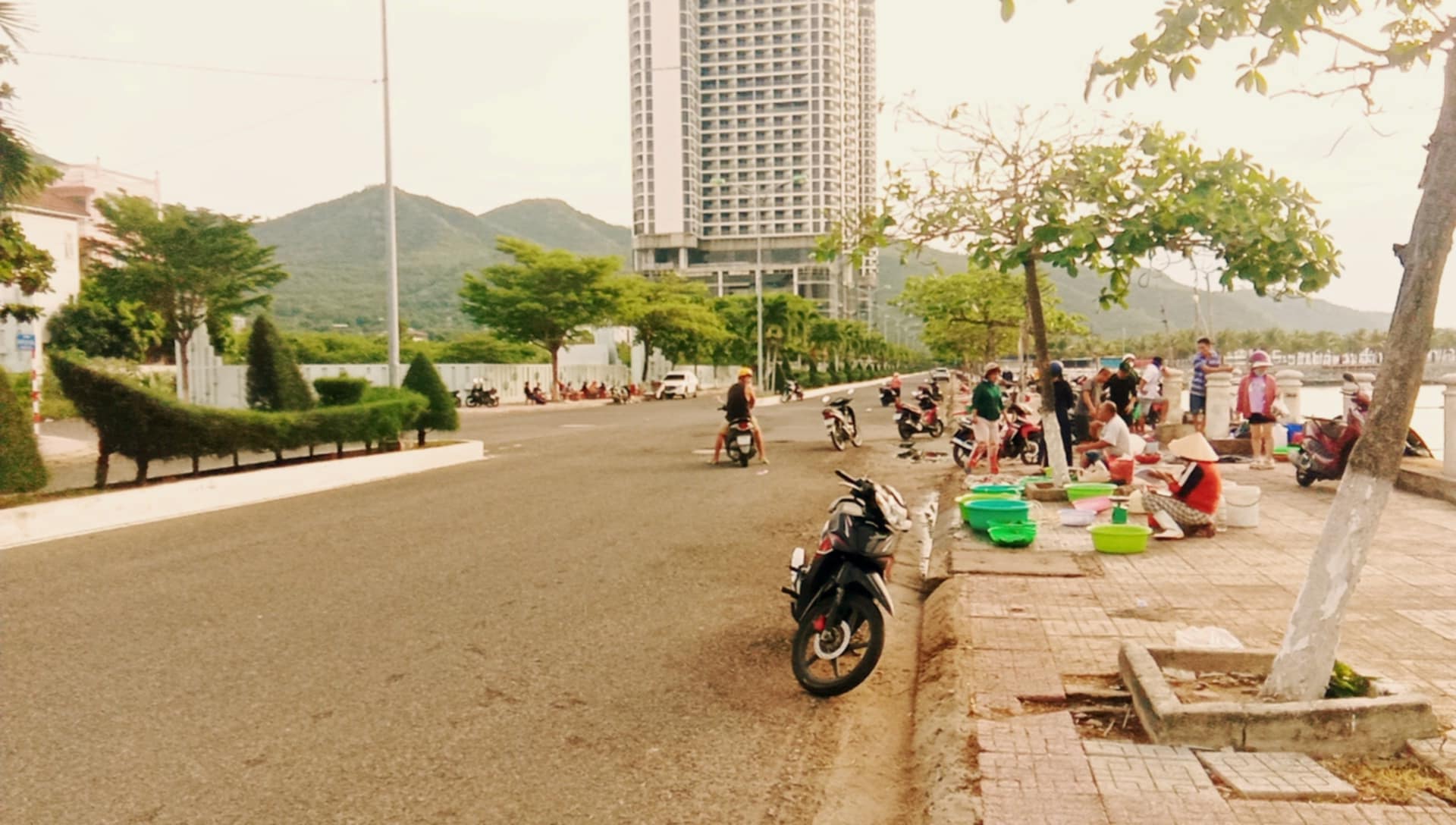 Khu vực cấm vẫn buôn bán