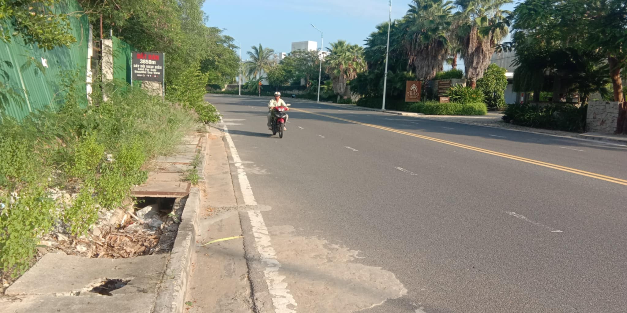 Cần đậy nắp mương thoát nước