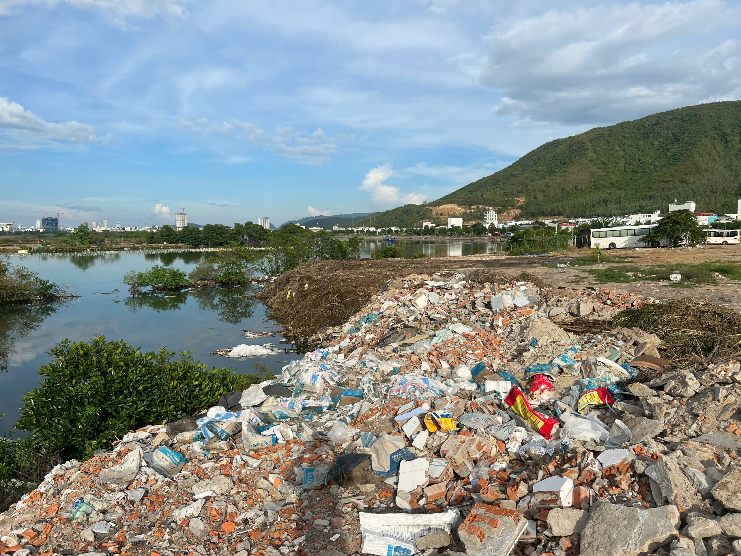 Xã Phước Đồng: Có tình trạng đổ xà bần lấn sông, lập bãi giữ xe trái phép 