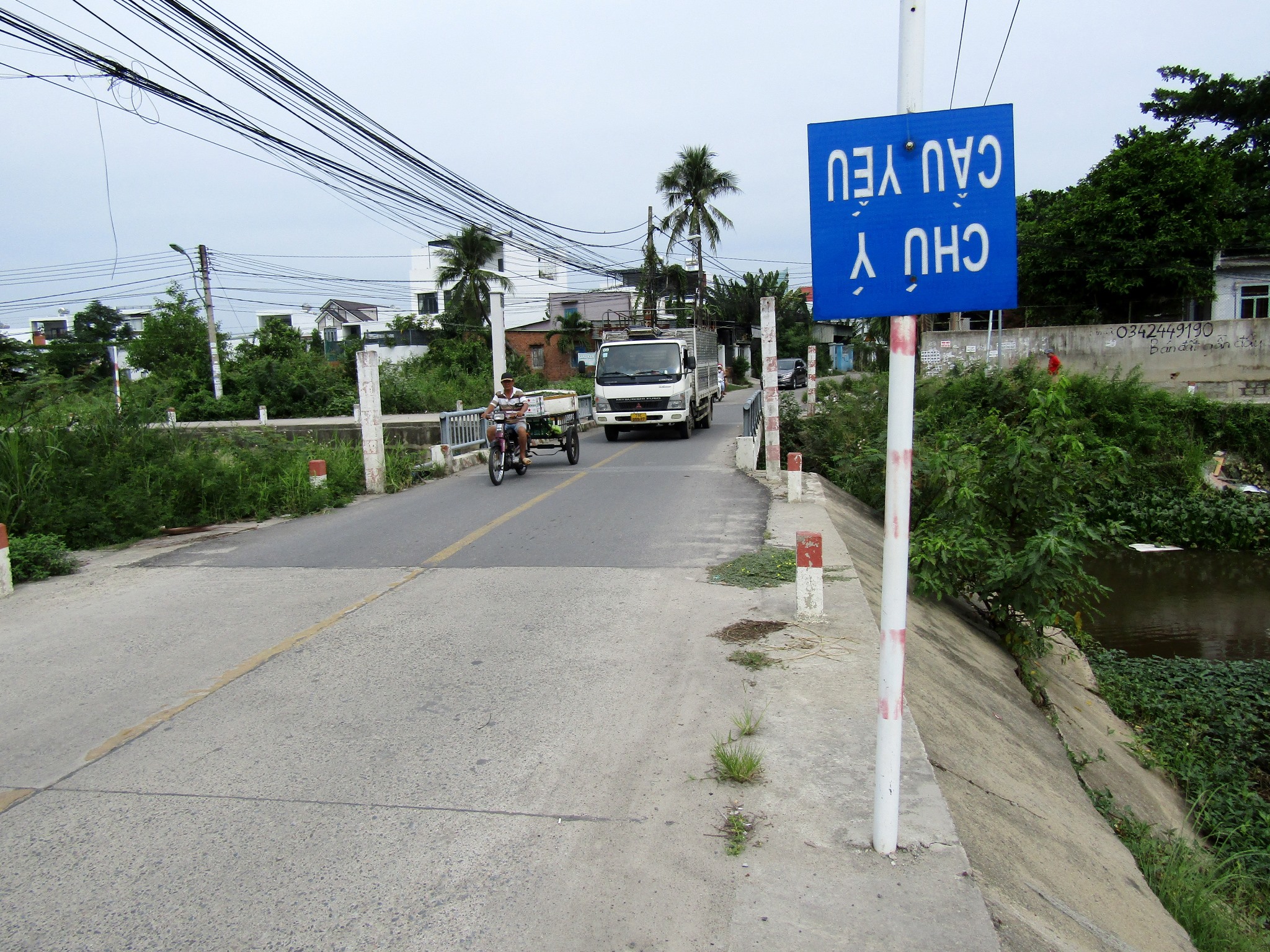 Biển cảnh báo bị lộn ngược