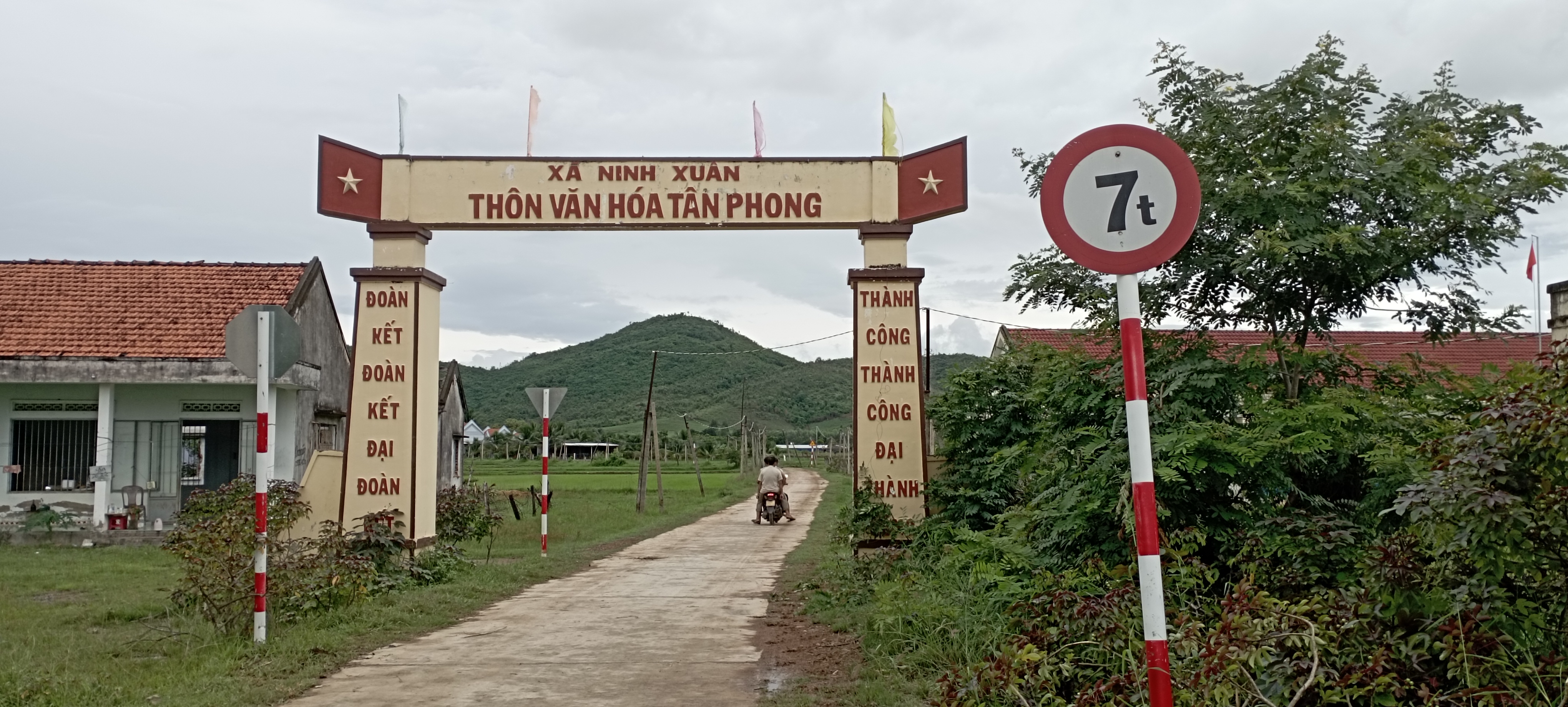 Cần thay mới cờ trang trí trên cổng chào