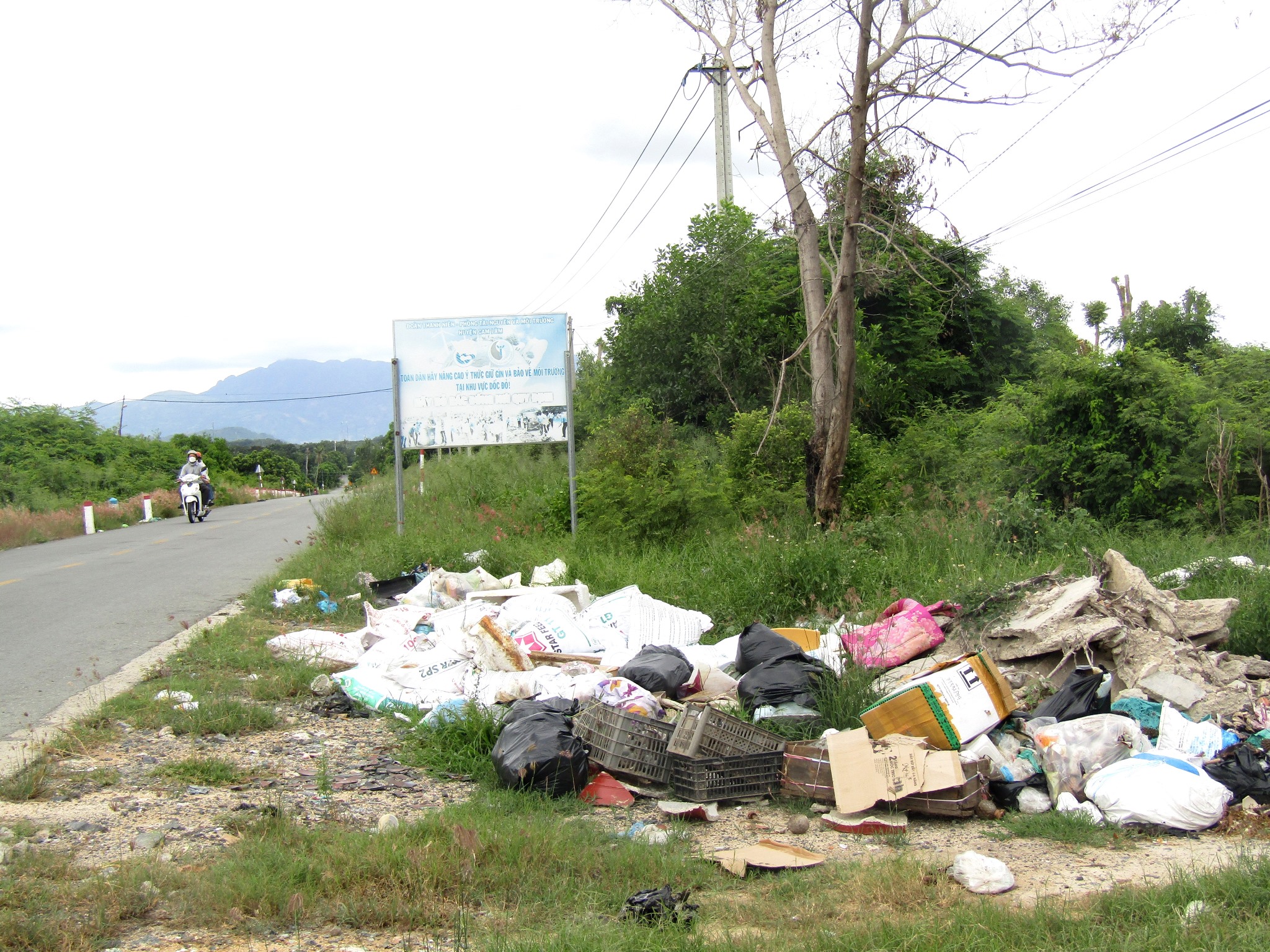 Đổ rác bừa bãi tại khu vực Dốc Đỏ