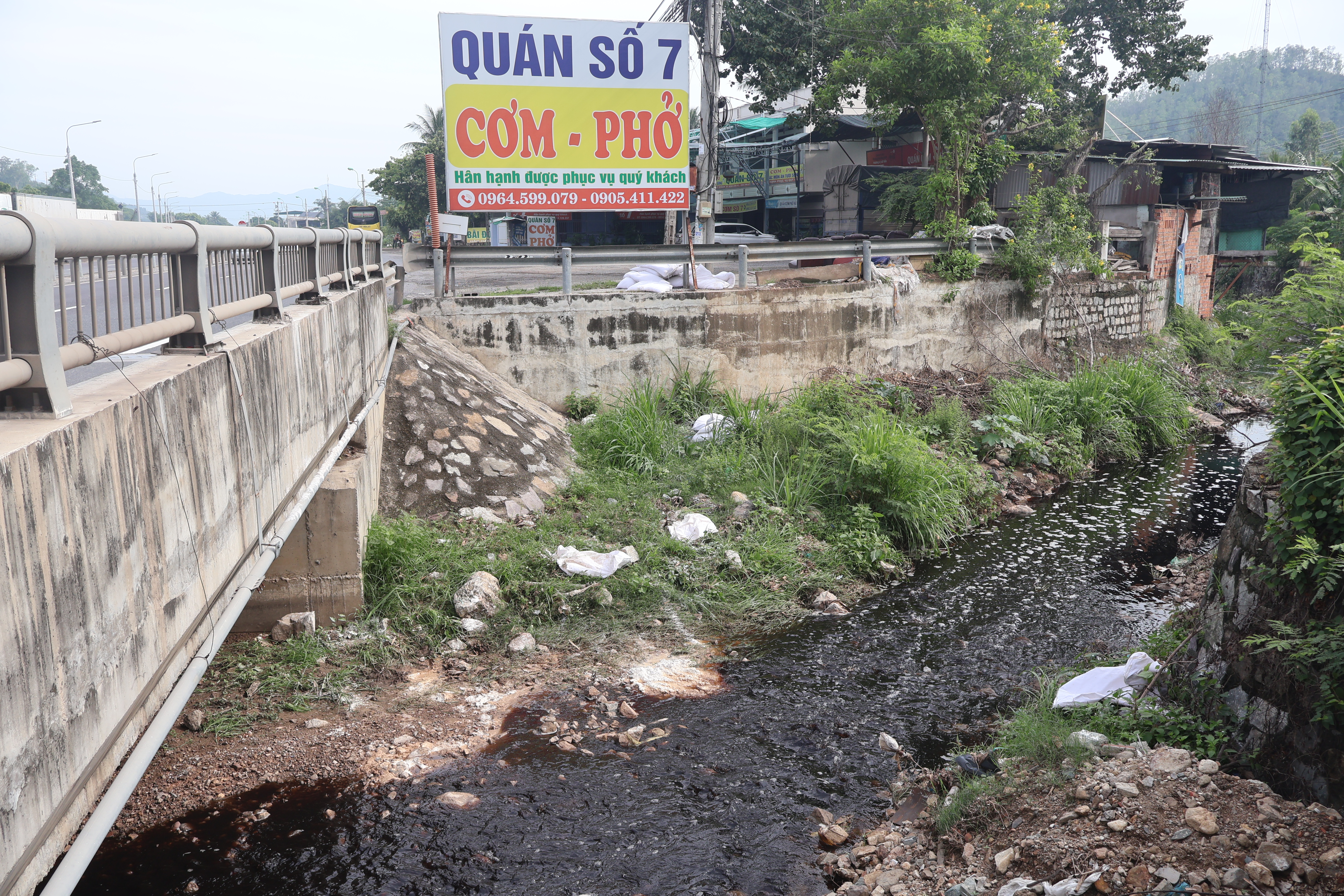 Tình trạng nước rỉ rác từ bãi rác Rù Rì cũ gây ô nhiễm môi trường: Cần có phương án xử lý dứt điểm 