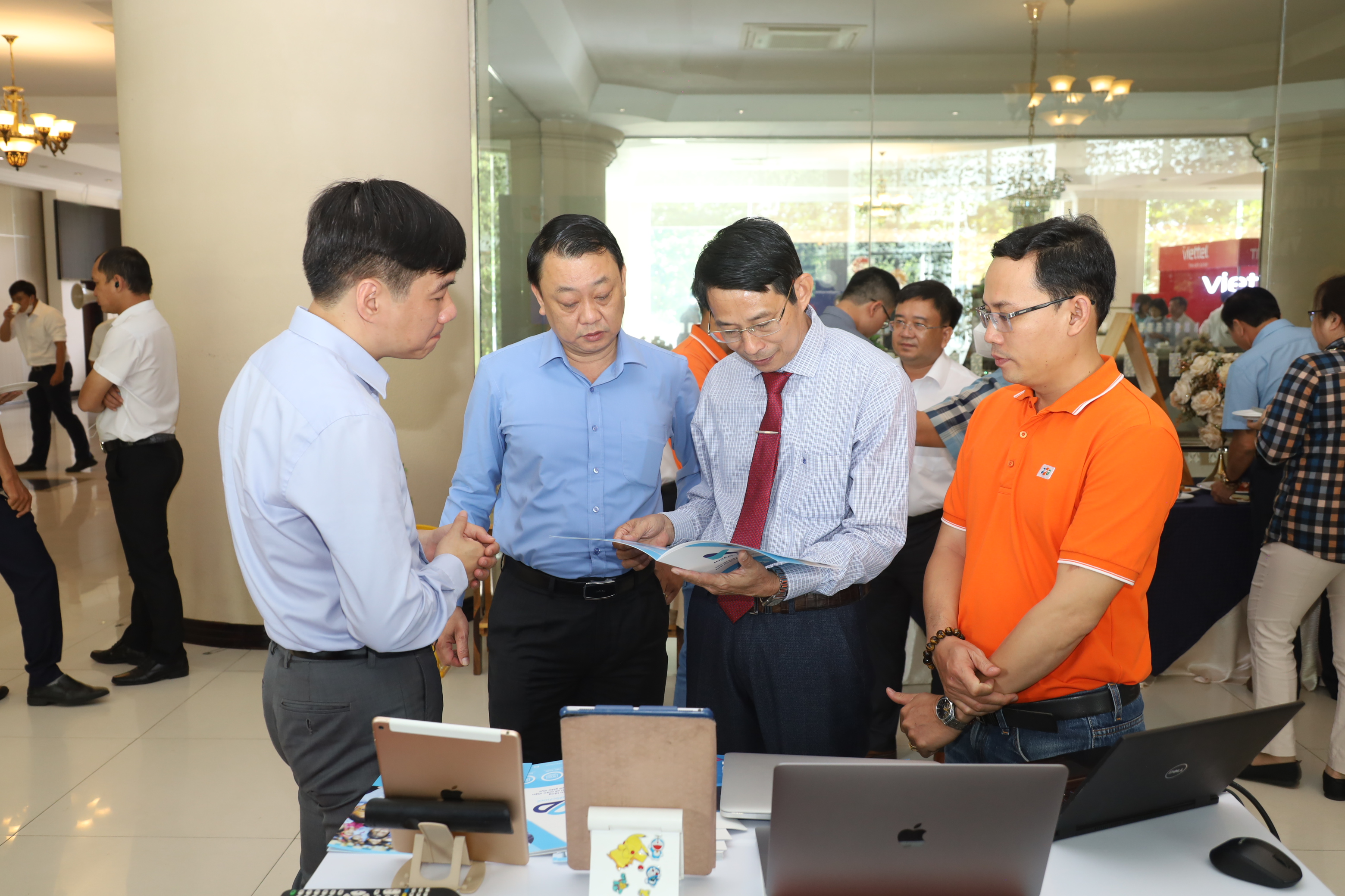 Hưởng ứng Ngày Chuyển đổi số quốc gia 10-10 và Ngày hội công nghệ số tỉnh Khánh Hòa năm 2024: Ứng dụng Công dân số Khánh Hòa: Gia tăng tính tương tác giữa chính quyền với người dân