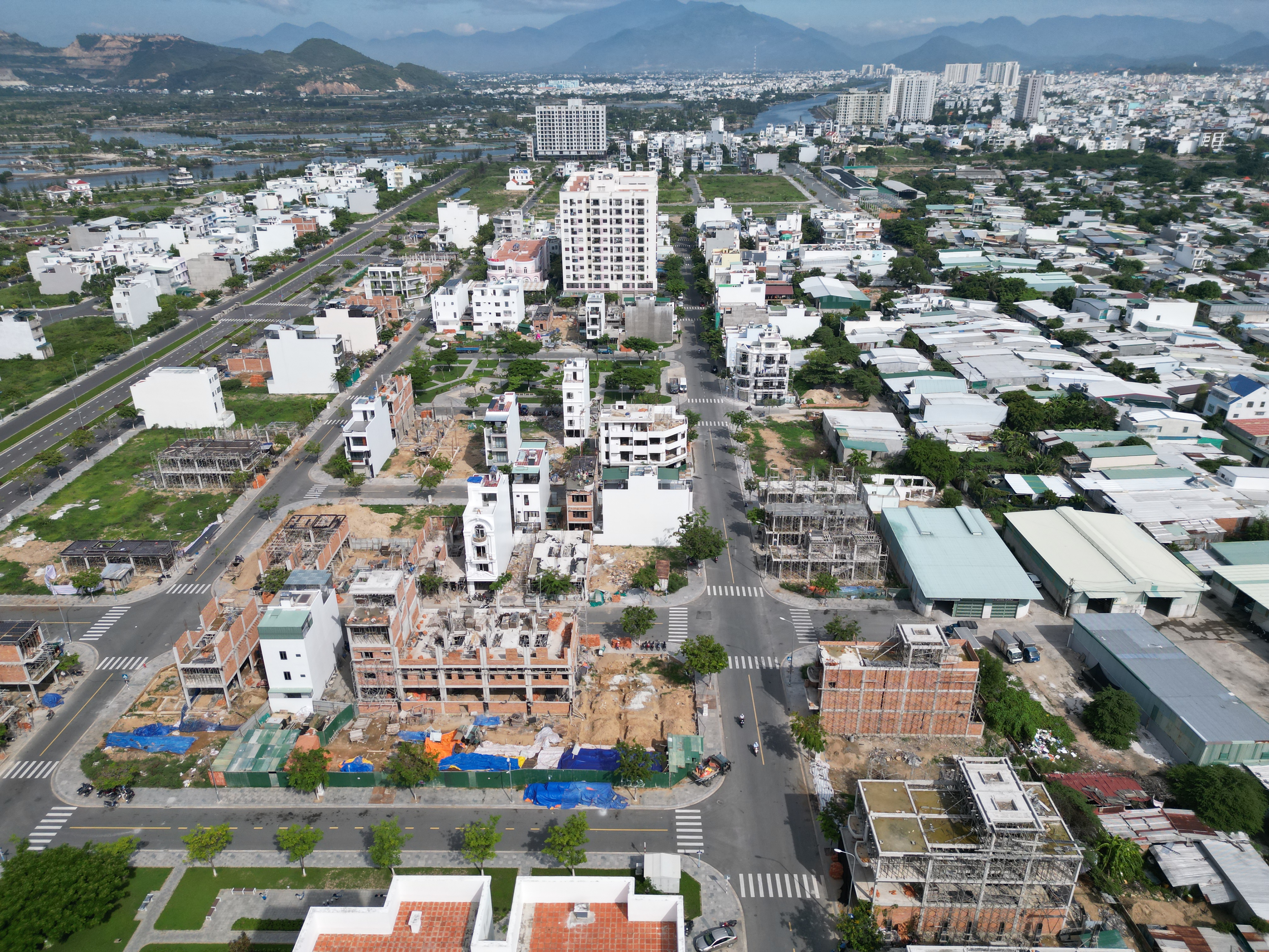 Chung cư và nhà phố hút khách