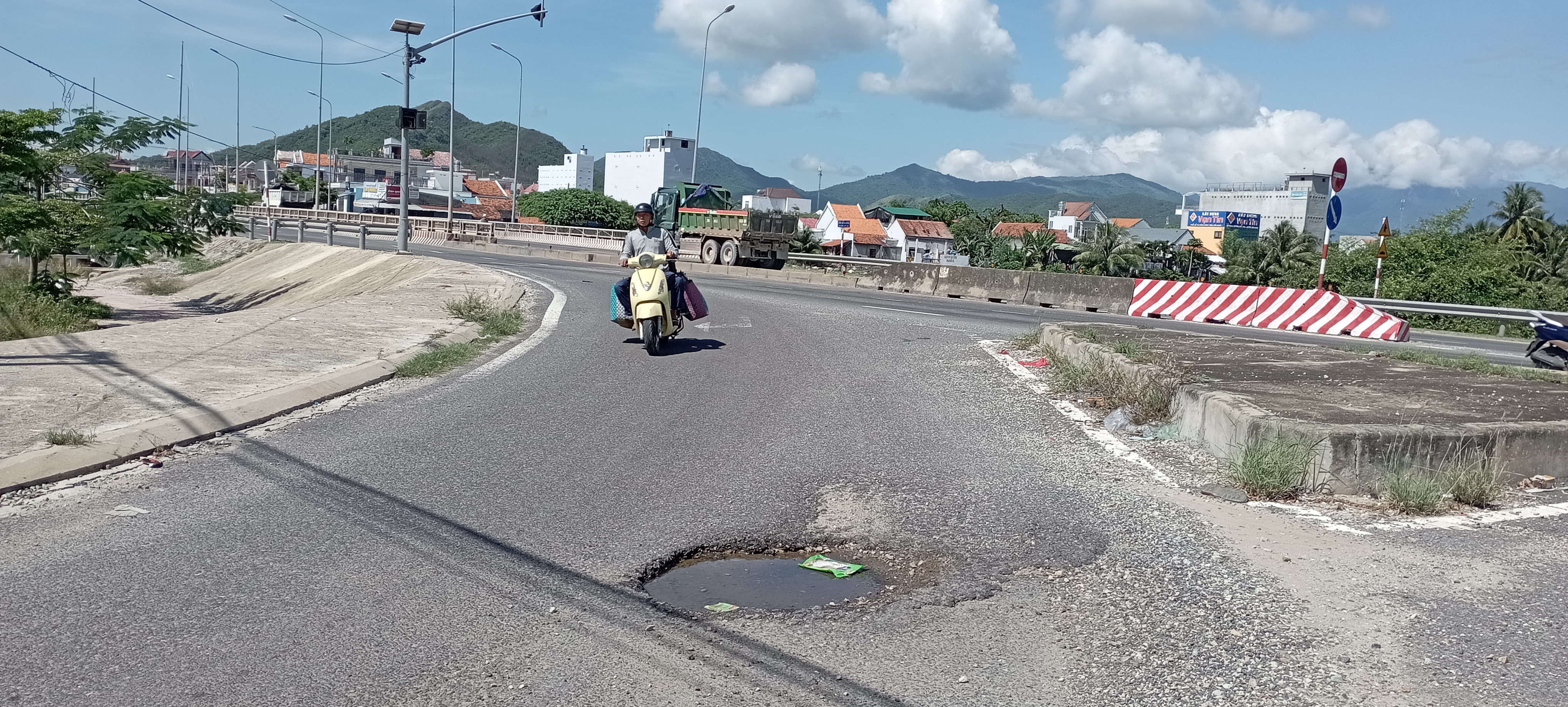 Ổ gà giữa đường gây nguy hiểm