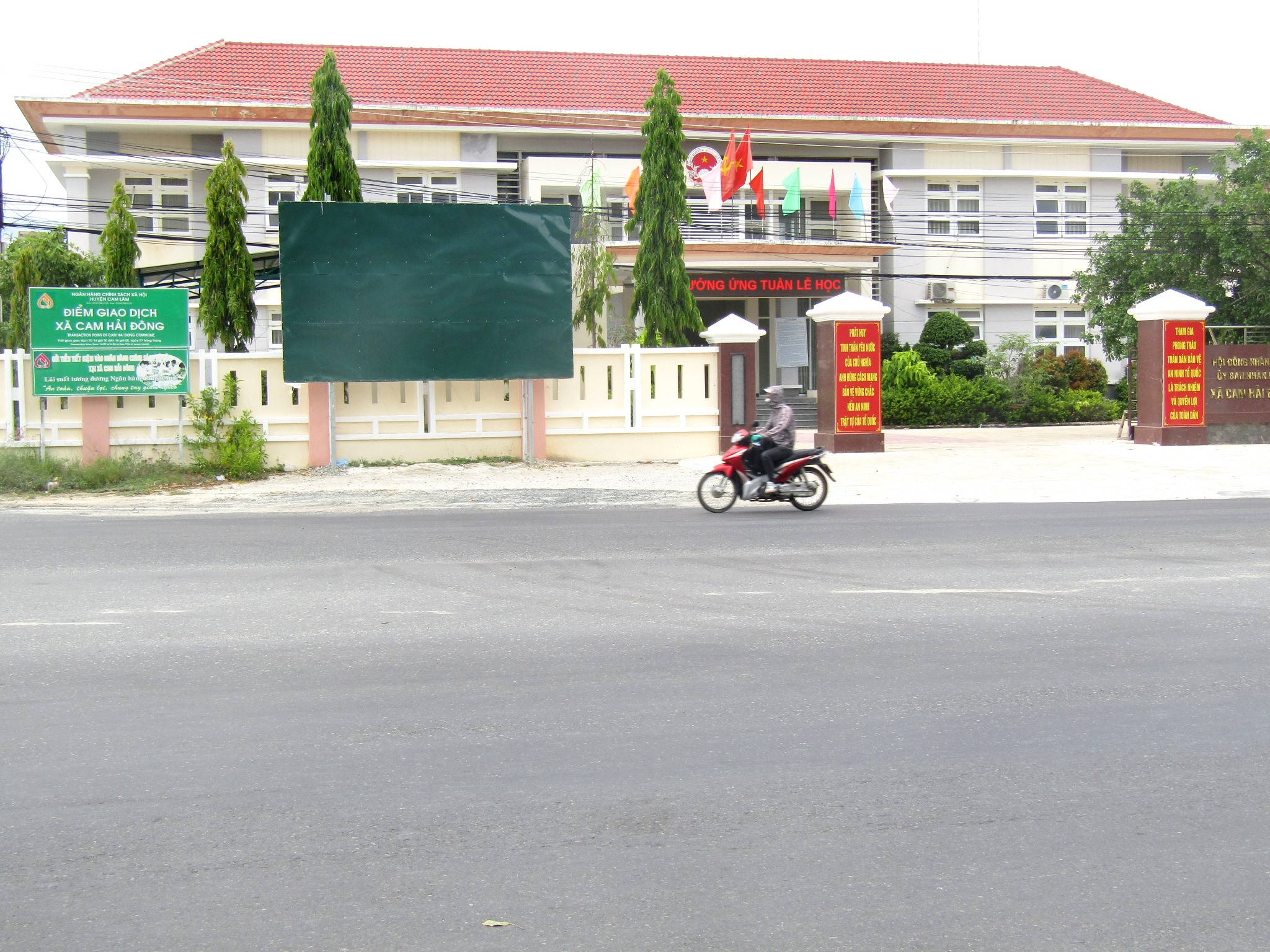 Pa nô tuyên truyền không còn nội dung