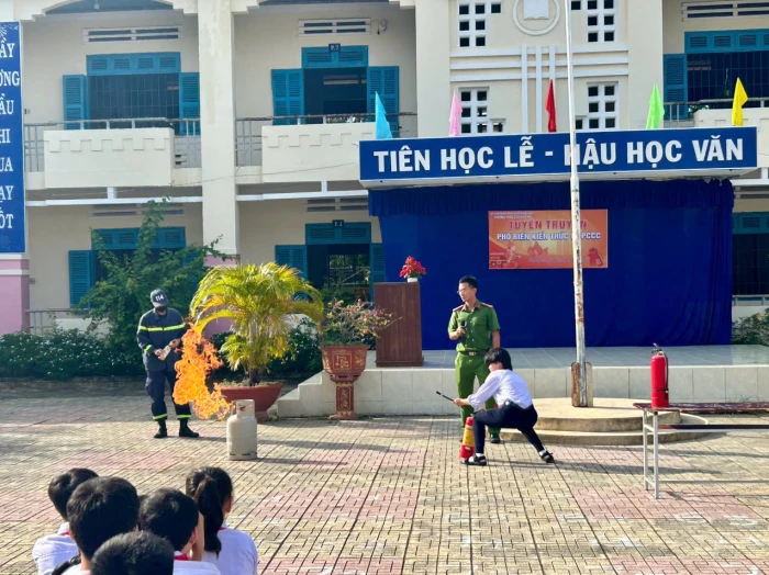 Chiến sĩ cứu hỏa quả cảm vì bình yên nhân dân