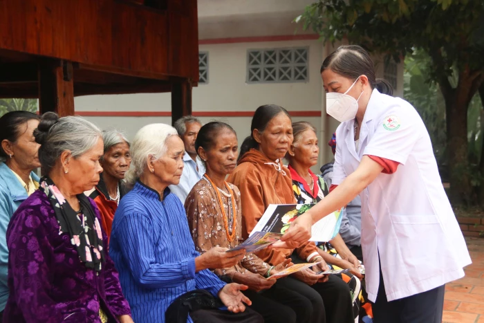 Để người cao tuổi được chăm sóc sức khỏe tốt hơn