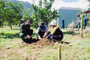 Các nhóm giúp đỡ huyện Khánh Vĩnh: Tích cực hỗ trợ công tác giảm nghèo