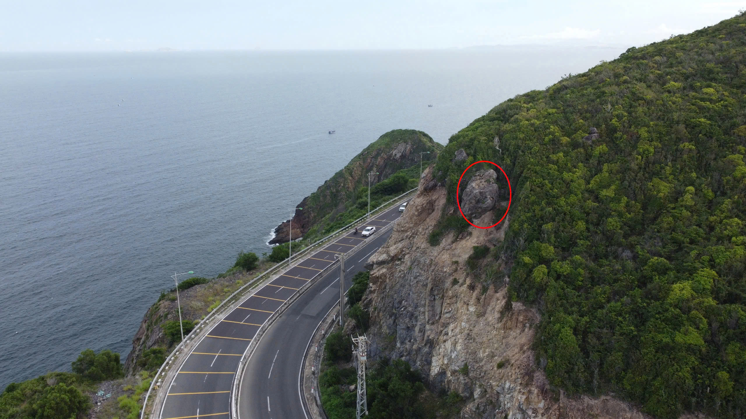 Tiềm ẩn nguy cơ sạt lở đá trên đèo Cù Hin