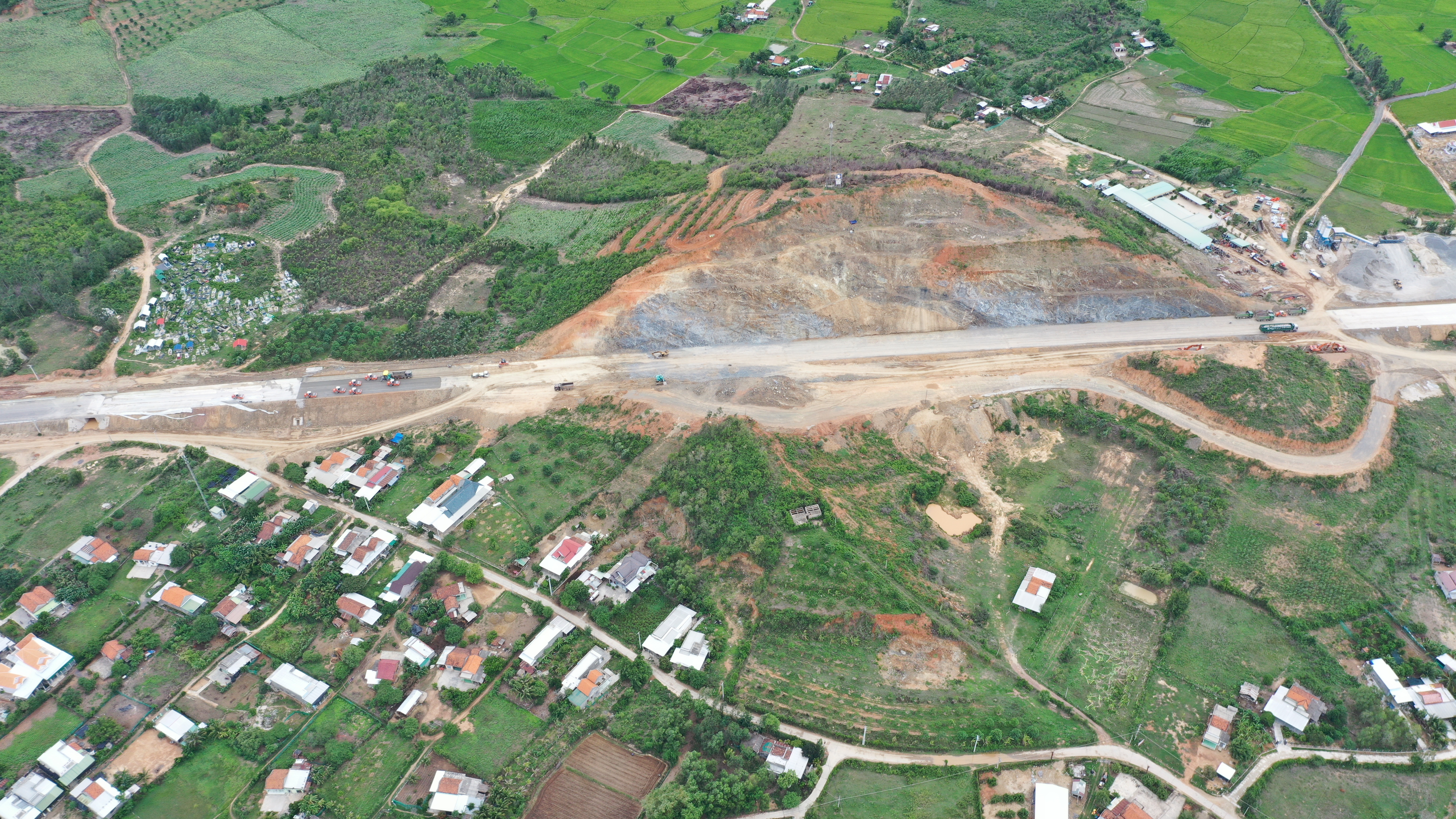 Nổ mìn làm đường bộ cao tốc ảnh hưởng đến nhà dân: Chủ đầu tư thỏa thuận hỗ trợ cho 55 hộ bị ảnh hưởng