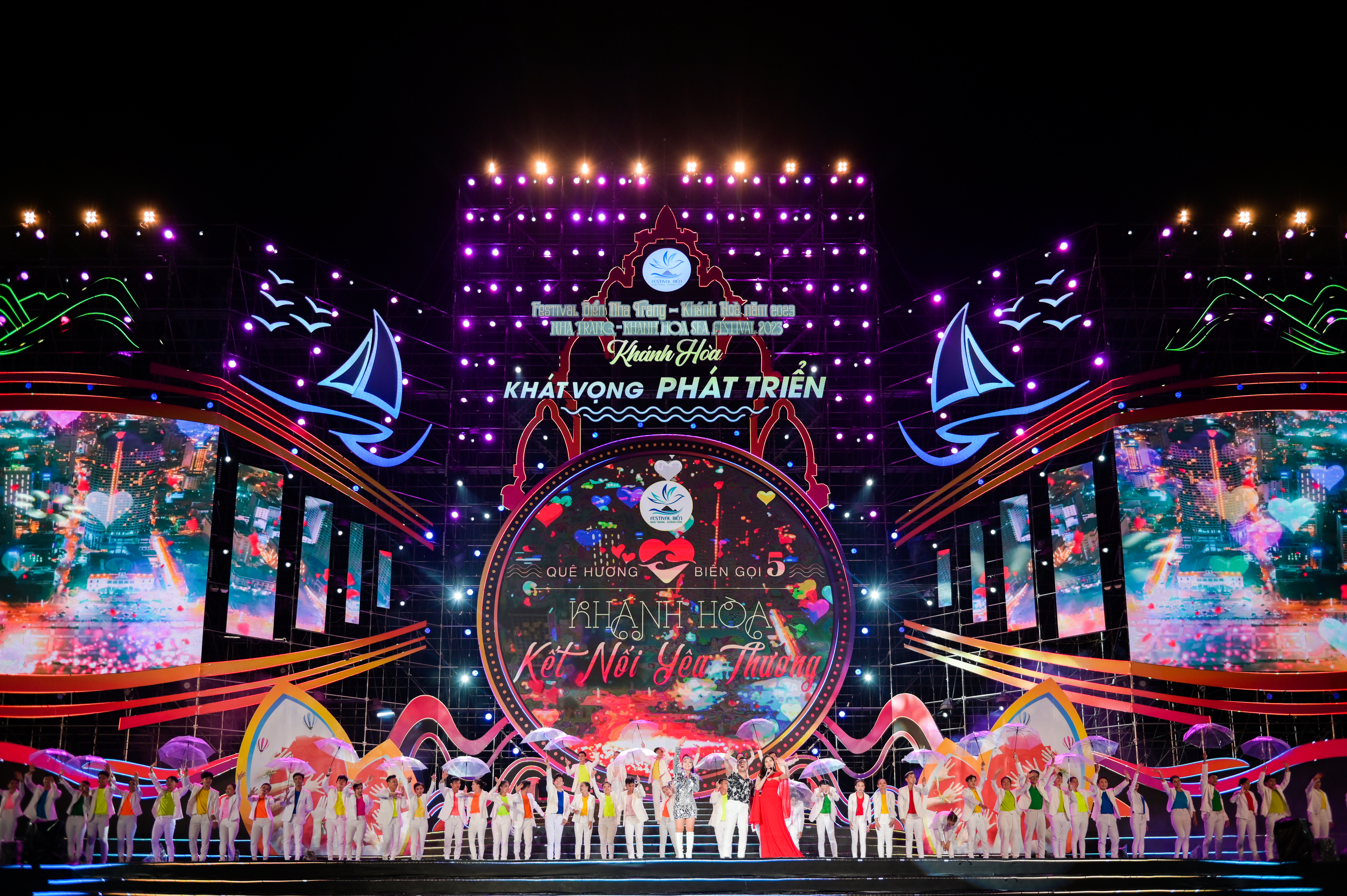 Tấm lòng của những người con xa quê