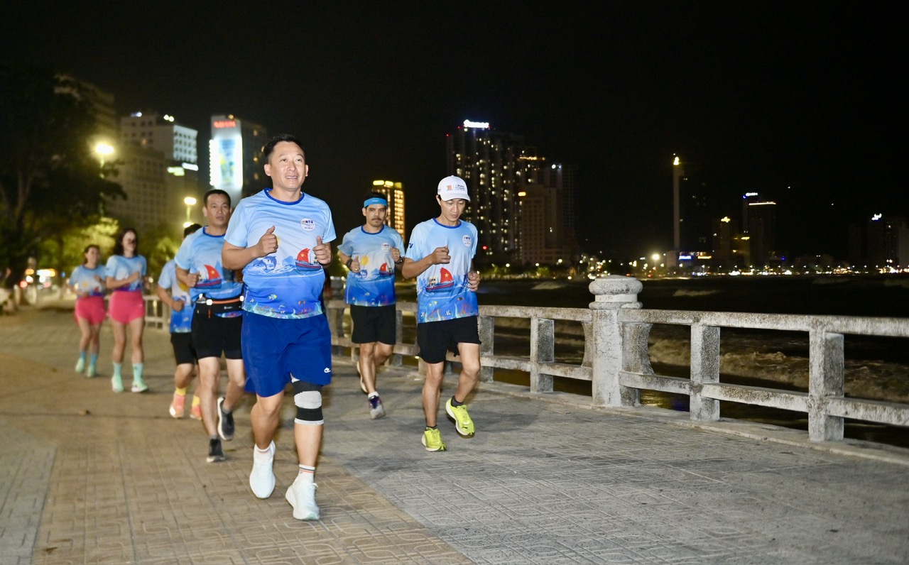 Háo hức tập luyện trên cung đường chạy đêm Nha Trang