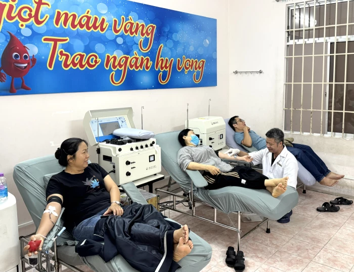 Sẻ chia những giọt máu hồng