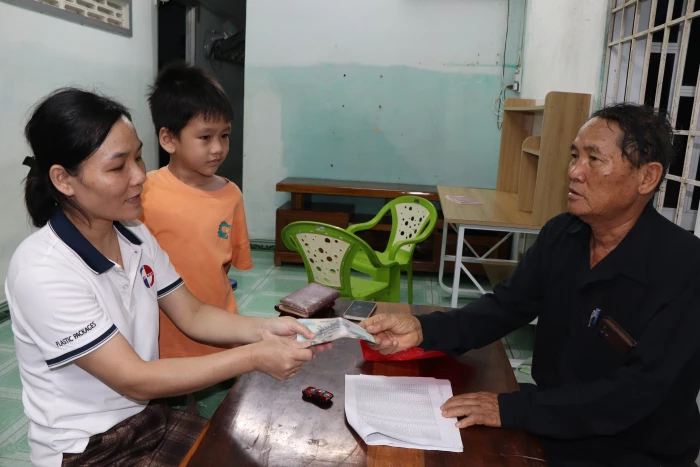 Tiền hỗ trợ đã đến với người dân vùng lũ 