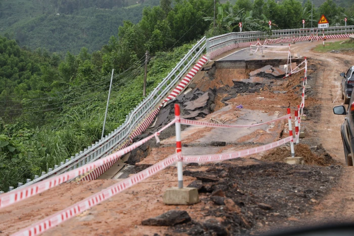 Tan nát đường đèo nối Nha Trang - Đà Lạt 